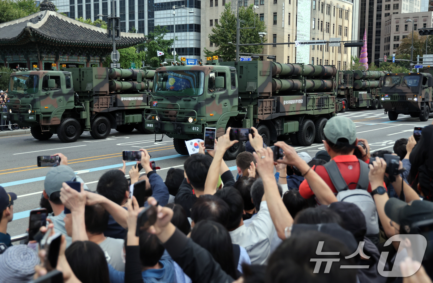 (서울=뉴스1) 황기선 기자 = 1일 서울 종로구 광화문광장 일대에서 제76주년 국군의 날 시가행진이 펼쳐지고 있다.국군의 날 시가행진이 2년 연속으로 열리는 건 40년 만이다. …