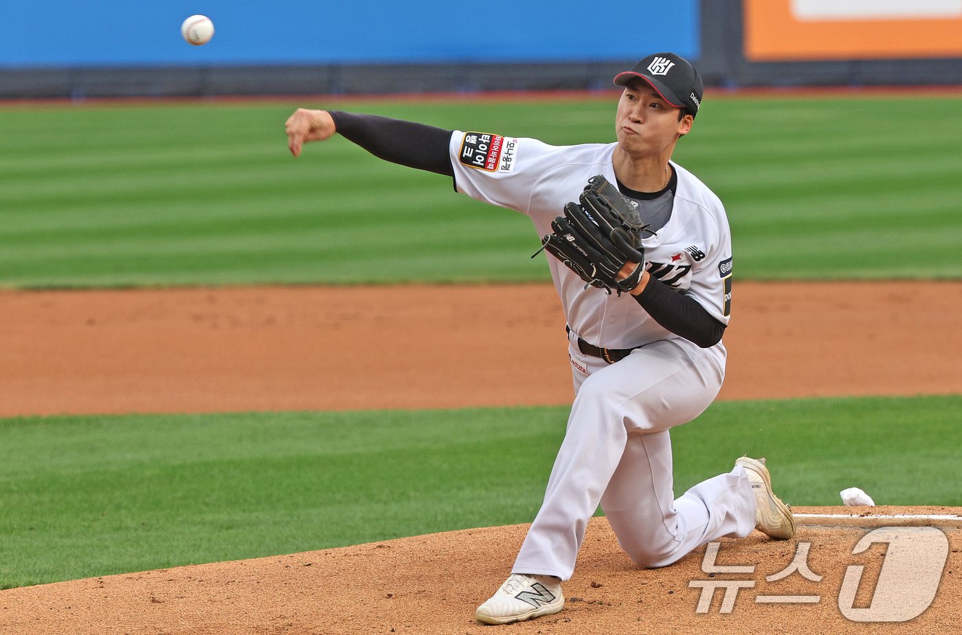 본문 이미지 - 1일 오후 경기 수원 KT 위즈파크에서 열린 프로야구 '2024 신한 SOL Bank KBO리그' SSG 랜더스와 KT 위즈의 5위 결정전, 1회초 KT 선발 엄상백이 역투하고 있다. 2024.10.1/뉴스1 ⓒ News1 장수영 기자
