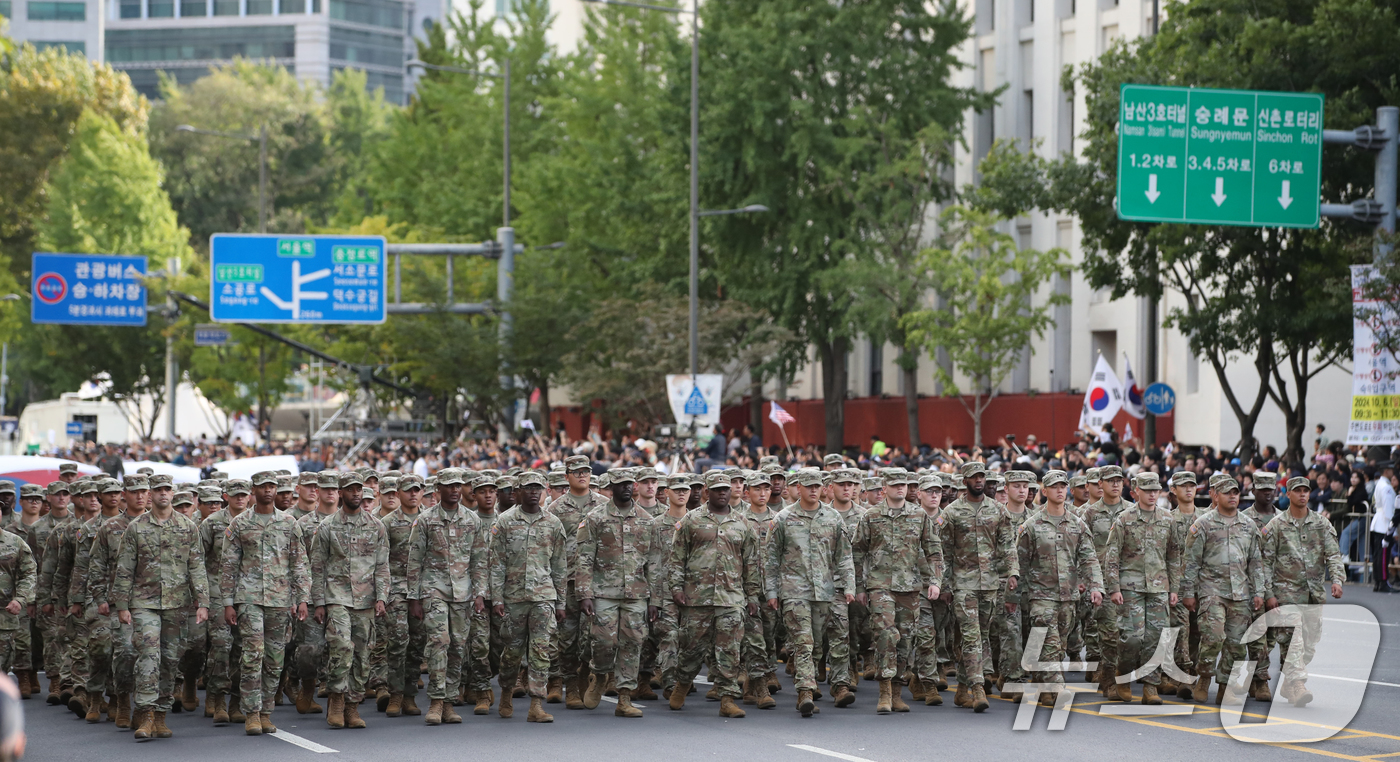 (서울=뉴스1) 이승배 기자 = 건군 제76주년 국군의 날인 1일 오후 서울 세종대로 일대에서 열린 시가행진에서 미 장병들이 행진하고 있다.'강한 국군, 국민과 함께!' 라는 주제 …