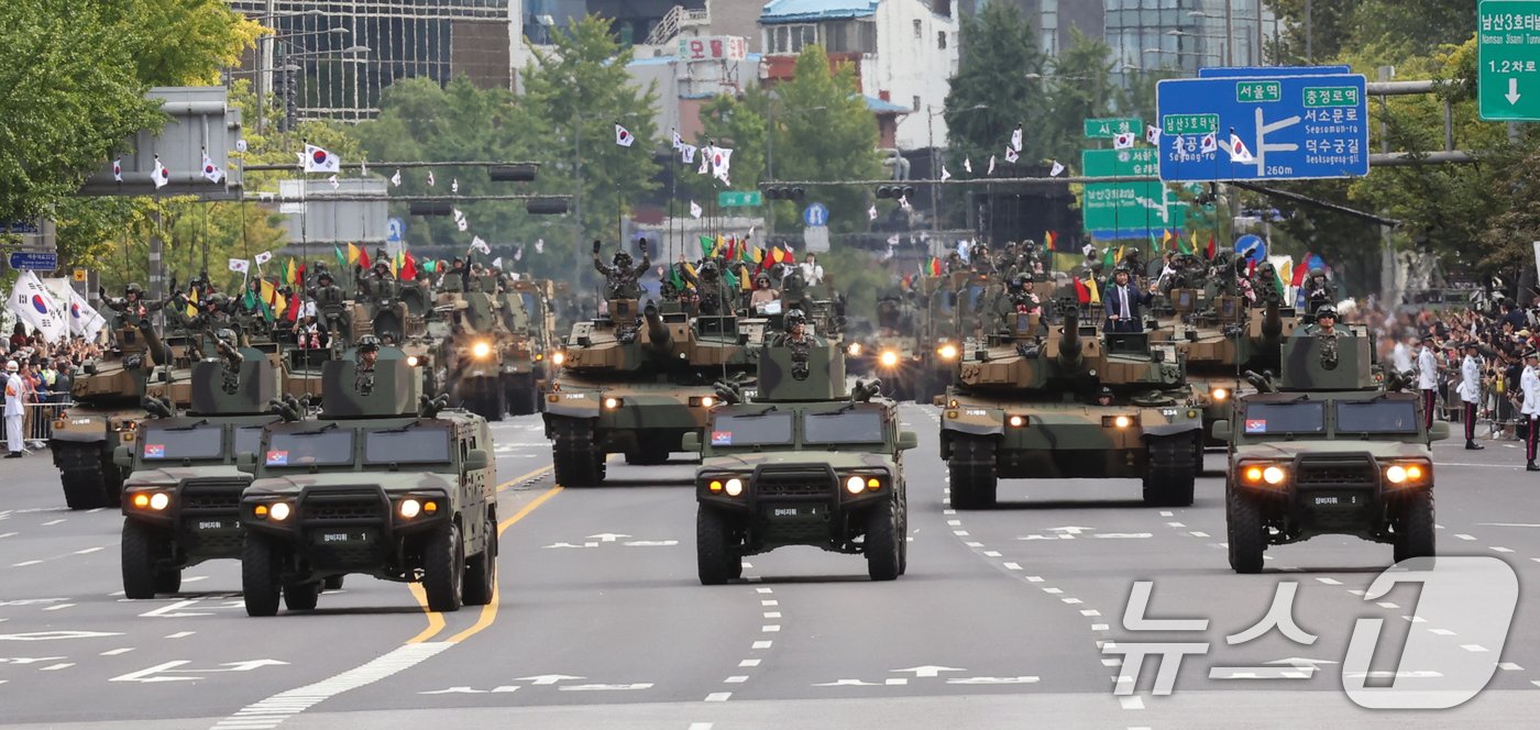 본문 이미지 - 1일 서울 종로구 광화문광장 일대에서 제76주년 국군의 날 시가행진이 펼쳐지고 있다. 국군의 날 시가행진이 2년 연속으로 열리는 건 40년 만이다. 2024.10.1/뉴스1 ⓒ News1 황기선 기자