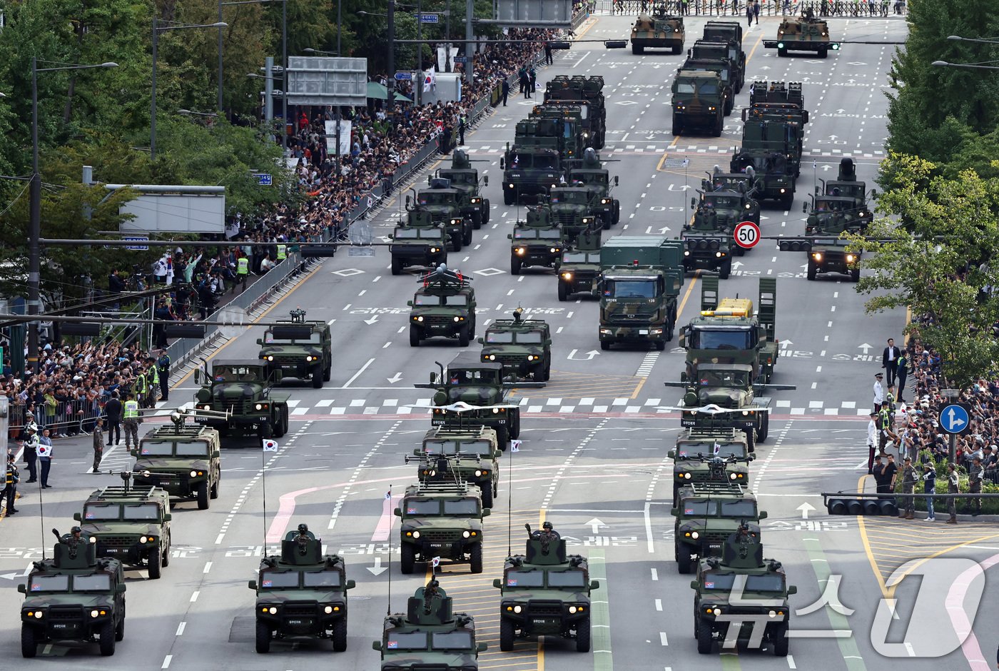 본문 이미지 - 건군 제76주년 국군의 날인 1일 오후 서울 세종대로 일대에서 열린 시가행진에서 유무인 체계와 3축체계 자산이 이동하고 있다. 2024.10.1/뉴스1 ⓒ News1 구윤성 기자