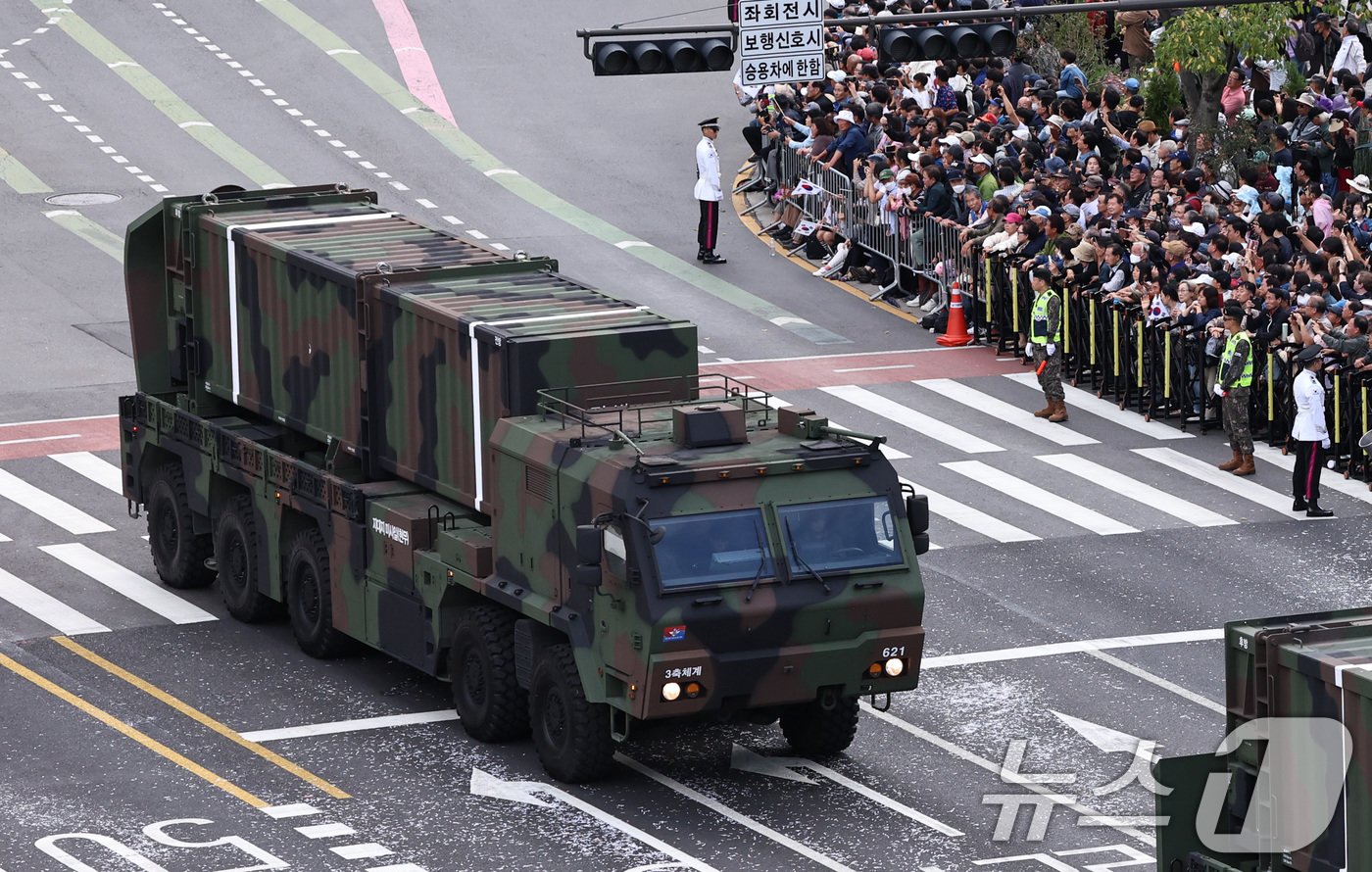 본문 이미지 - 건군 제76주년 국군의 날인 1일 오후 서울 세종대로 일대에서 열린 시가행진에서 한국형 3축 체계 핵심인 현무가 이동하고 있다. 2024.10.1/뉴스1 ⓒ News1 구윤성 기자