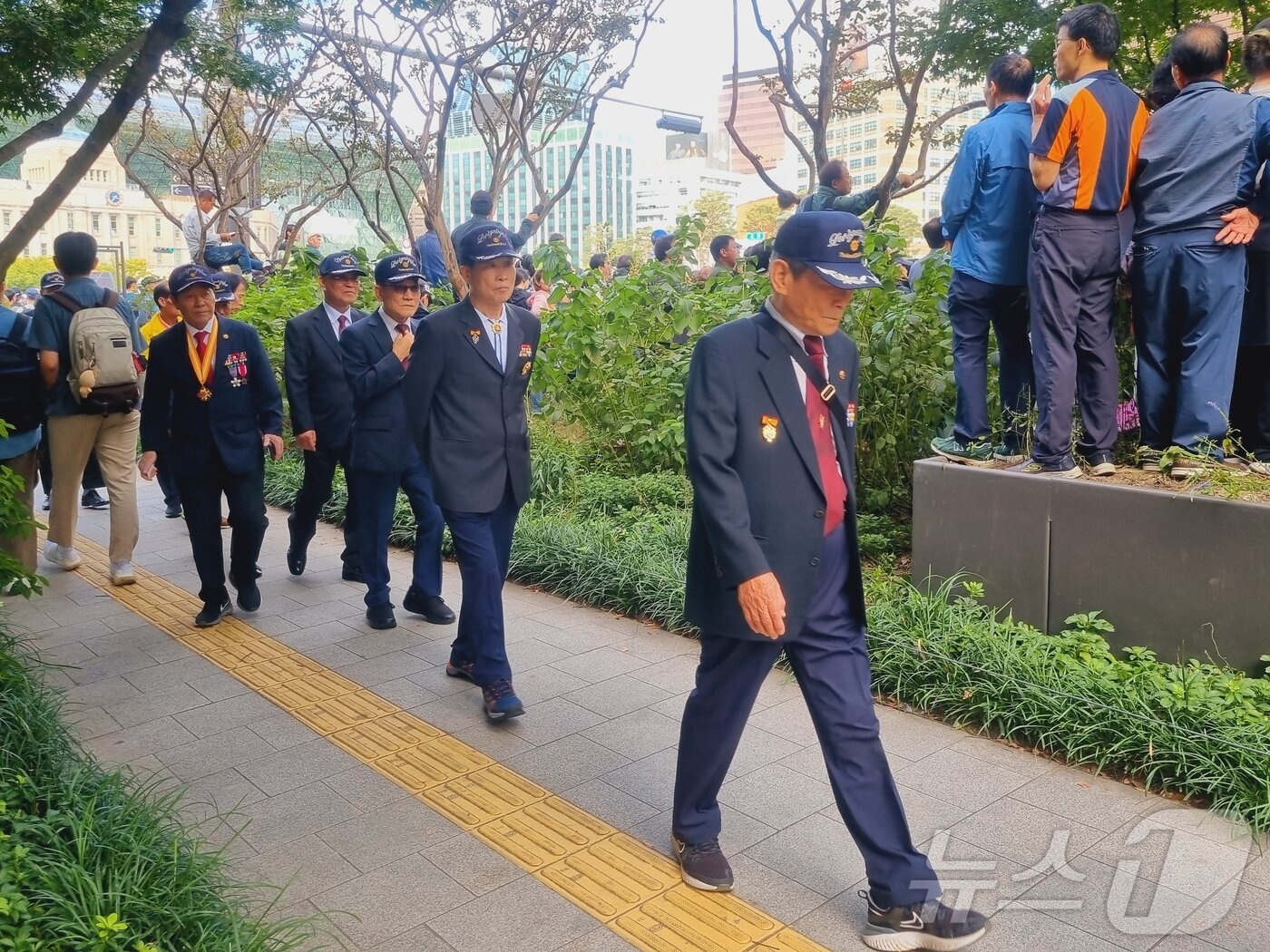 퍼레이드에 참여하기 위해 준비하는 대한민국무공수훈자회 참전용사들 2024.10.01/ 뉴스1 박혜연 기자