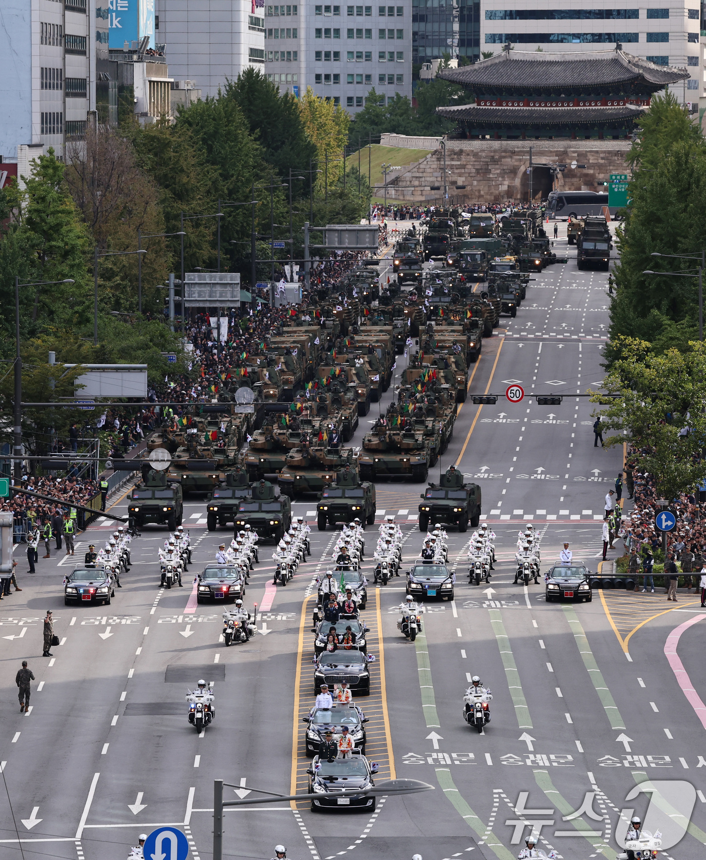 (서울=뉴스1) 구윤성 기자 = 건군 제76주년 국군의 날인 1일 오후 서울 세종대로 일대에서 장병들이 시가행진을 하고 있다. '강한 국군, 국민과 함께!'라는 주제로 열린 이날 …