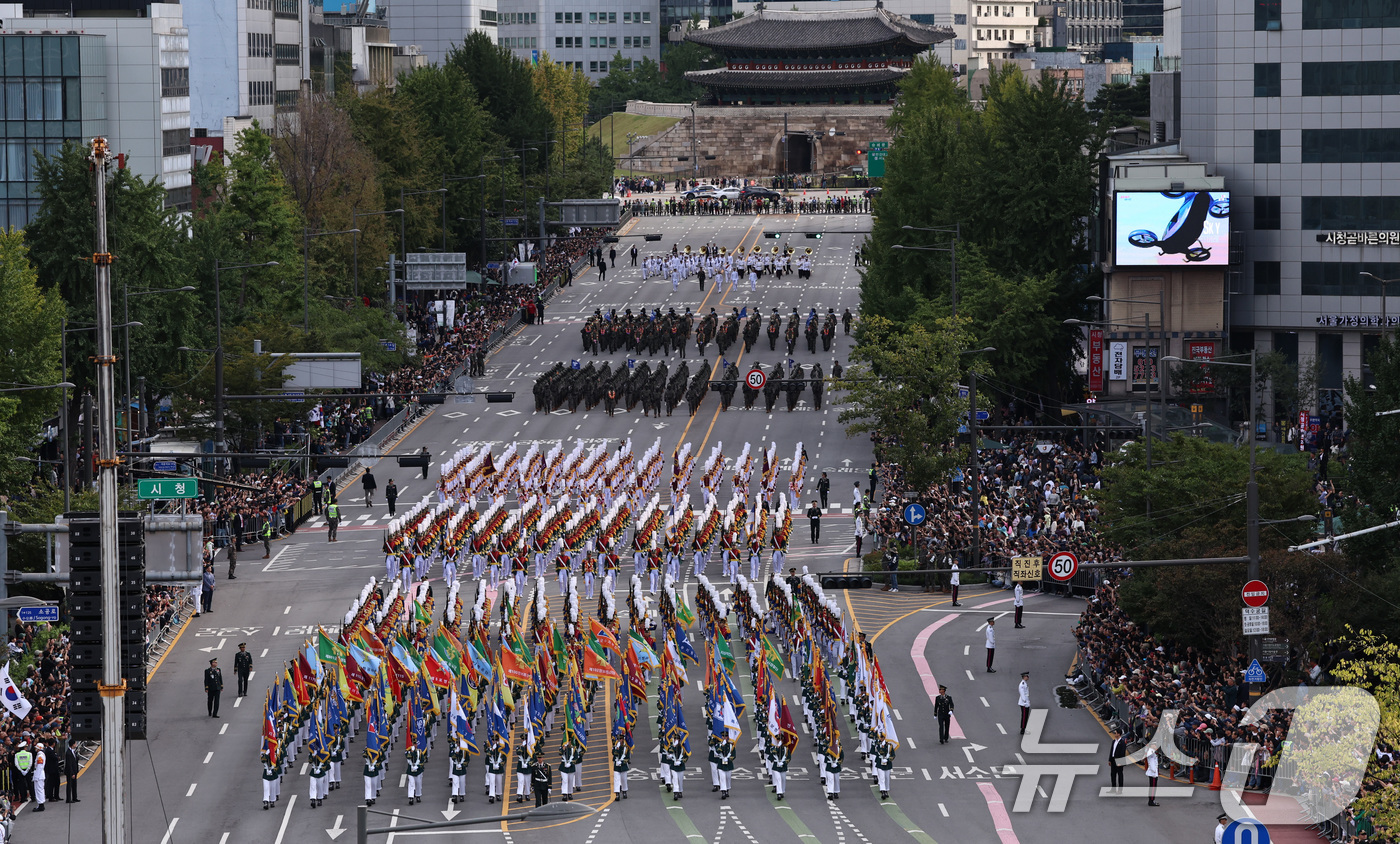 (서울=뉴스1) 구윤성 기자 = 건군 제76주년 국군의 날인 1일 오후 서울 세종대로 일대에서 장병들이 시가행진을 하고 있다. '강한 국군, 국민과 함께!'라는 주제로 열린 이날 …