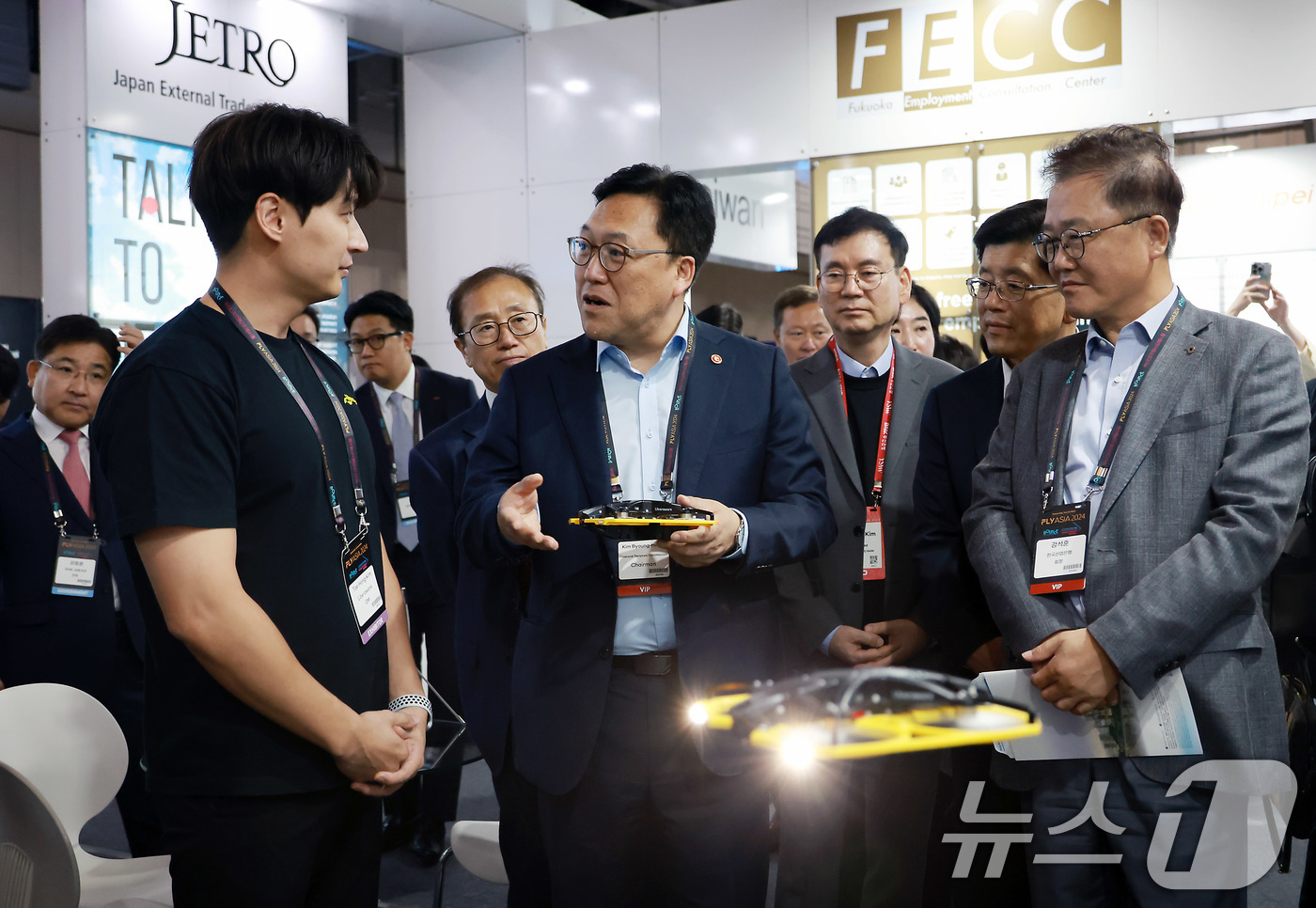 (뉴스1) 플라이 아시아 2024 전시장 둘러보는 김병환 금융위원장