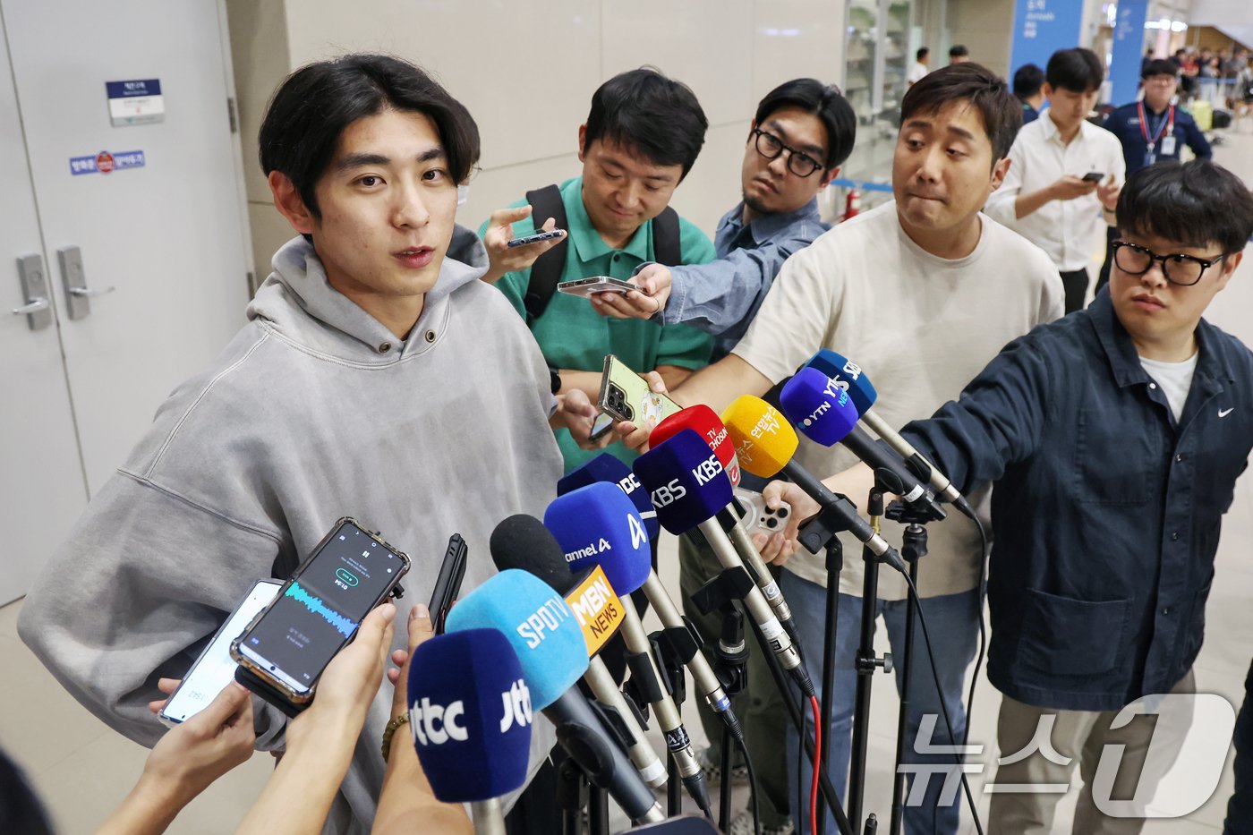 본문 이미지 - 미국 메이저리그(MLB) 샌프란시스코 자이언츠에서 첫 시즌을 보낸 이정후가 1일 오후 인천국제공항을 통해 귀국해 취재진의 질문에 답하고 있다. 2024.10.1/뉴스1 ⓒ News1 민경석 기자