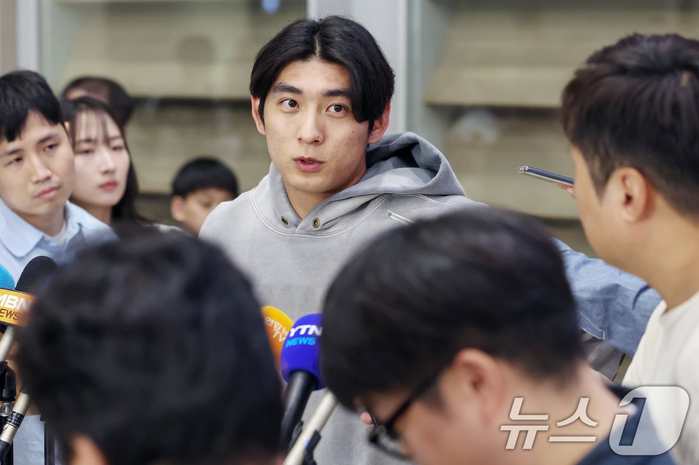 본문 이미지 - 미국 메이저리그(MLB) 샌프란시스코 자이언츠에서 첫 시즌을 보낸 이정후가 1일 오후 인천국제공항을 통해 귀국해 취재진의 질문에 답하고 있다. 2024.10.1/뉴스1 ⓒ News1 민경석 기자