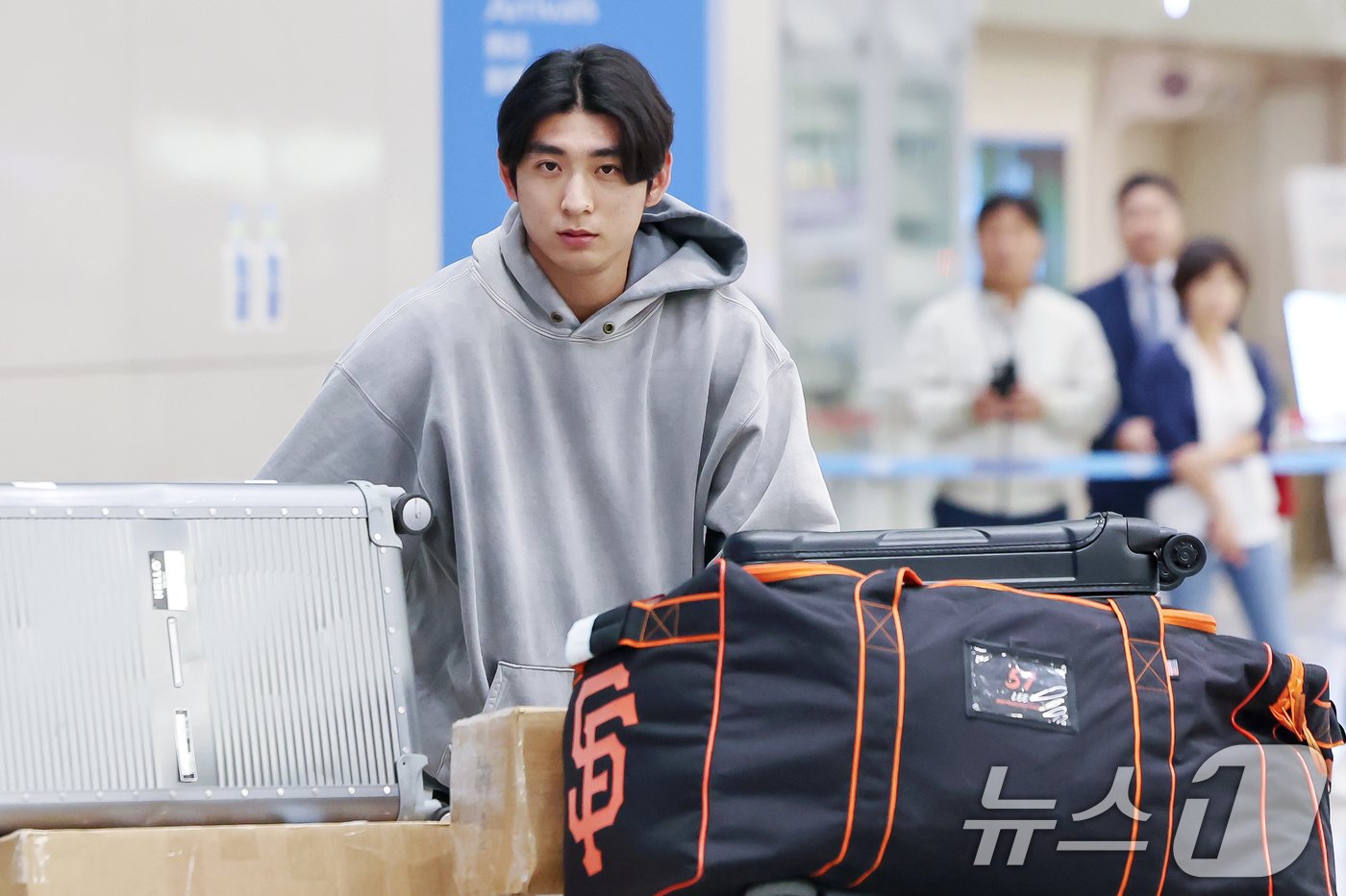 본문 이미지 - 미국 메이저리그(MLB) 샌프란시스코 자이언츠에서 첫 시즌을 보낸 이정후가 1일 오후 인천국제공항을 통해 귀국하고 있다. 2024.10.1/뉴스1 ⓒ News1 민경석 기자