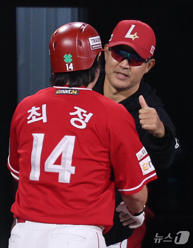 본문 이미지 - 이숭용 SSG 랜더스 감독(오른쪽)과 최정. 뉴스1 DB ⓒ News1 장수영 기자