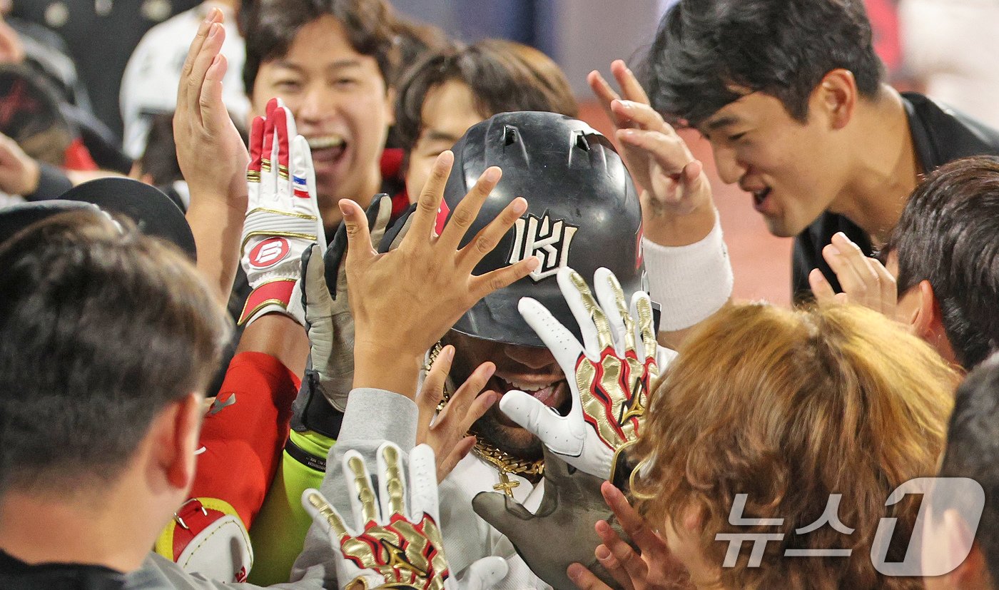 본문 이미지 - 1일 오후 경기 수원 KT 위즈파크에서 열린 프로야구 '2024 신한 SOL Bank KBO리그' SSG 랜더스와 KT 위즈의 5위 결정전, KT 공격 8회말 무사 1,3루상황에서 역전 쓰리런을 친 로하스가 더그아웃에서 동료들과 기뻐하고 있다. 2024.10.1/뉴스1 ⓒ News1 장수영 기자