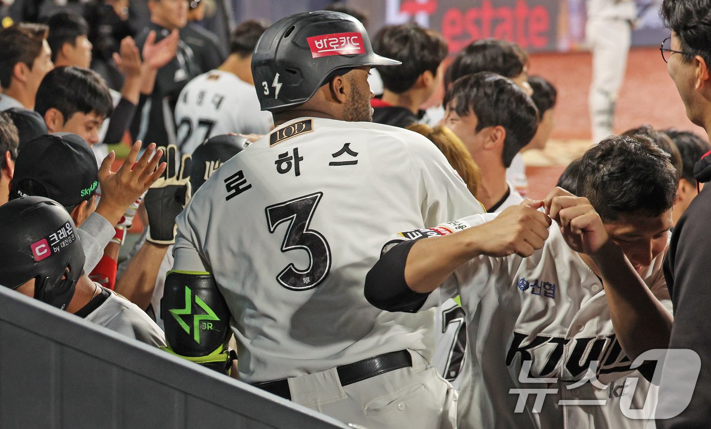 본문 이미지 - 1일 오후 경기 수원 KT 위즈파크에서 열린 프로야구 '2024 신한 SOL Bank KBO리그' SSG 랜더스와 KT 위즈의 5위 결정전, KT 공격 8회말 무사 1,3루상황에서 역전 쓰리런을 친 로하스가 더그아웃에서 동료들과 기뻐하고 있다. 2024.10.1/뉴스1 ⓒ News1 장수영 기자