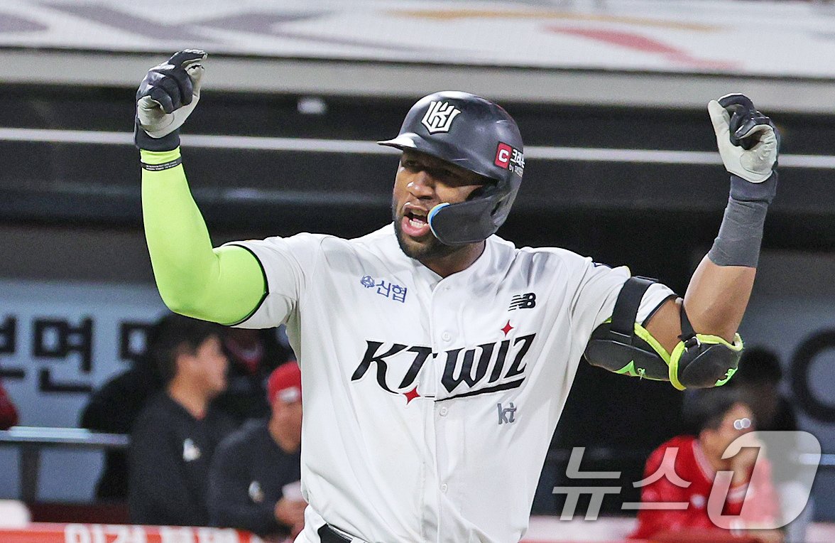 본문 이미지 - 1일 오후 경기 수원 KT 위즈파크에서 열린 프로야구 '2024 신한 SOL Bank KBO리그' SSG 랜더스와 KT 위즈의 5위 결정전, KT 공격 8회말 무사 1,3루상황에서 로하스가 역전 쓰리런을 친 뒤 더그아웃을 향해 세리머니 하고 있다. 2024.10.1/뉴스1 ⓒ News1 장수영 기자