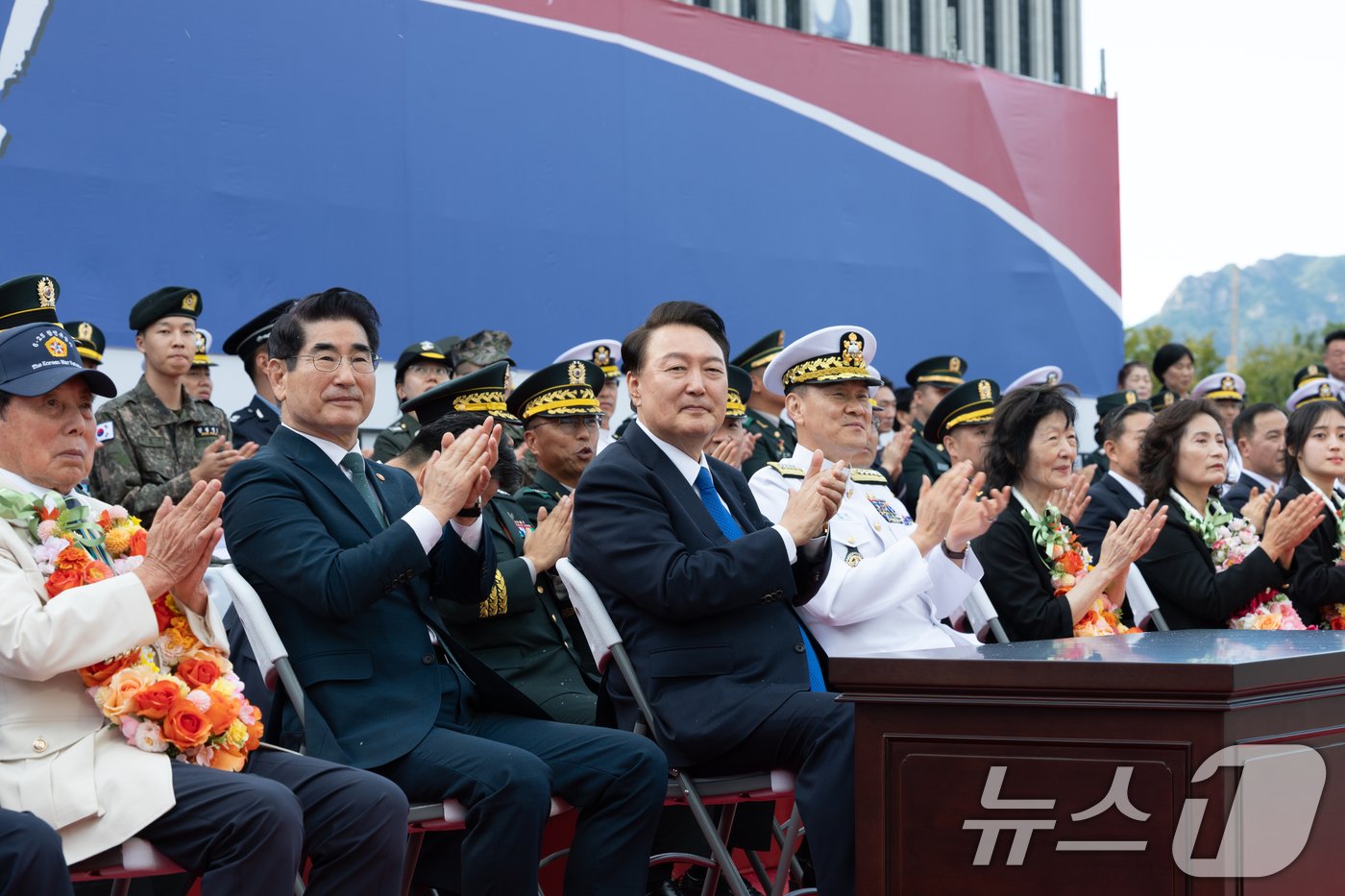 윤석열 대통령이 1일 오후 서울 세종대로 광화문광장 일대에서 열린 &#39;건군 76주년 국군의날 시가행진&#39;에서 장병들의 행진에 박수를 치고 있다. &#40;대통령실 제공&#41; 2024.10.1/뉴스1 ⓒ News1 송원영 기자