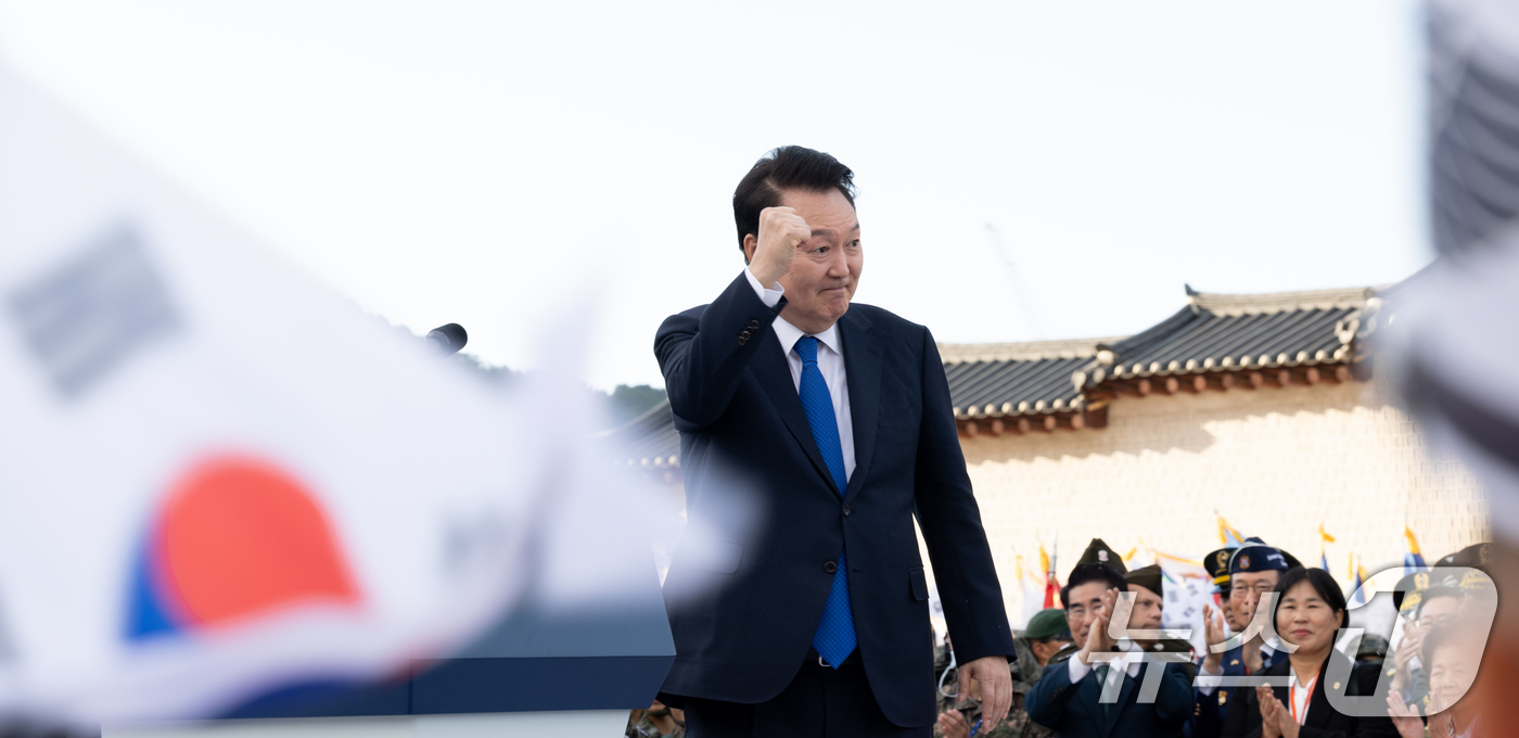 (서울=뉴스1) 송원영 기자 = 윤석열 대통령이 1일 오후 서울 세종대로 광화문광장 일대에서 열린 '건군 76주년 국군의날 시가행진'에서 국군장병들을 격려하고 있다. (대통령실 제 …