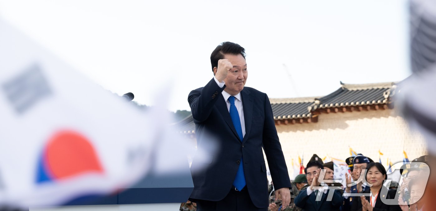 본문 이미지 - 윤석열 대통령이 1일 오후 서울 세종대로 광화문광장 일대에서 열린 '건군 76주년 국군의날 시가행진'에서 국군장병들을 격려하고 있다. (대통령실 제공) 2024.10.1/뉴스1 ⓒ News1 송원영 기자