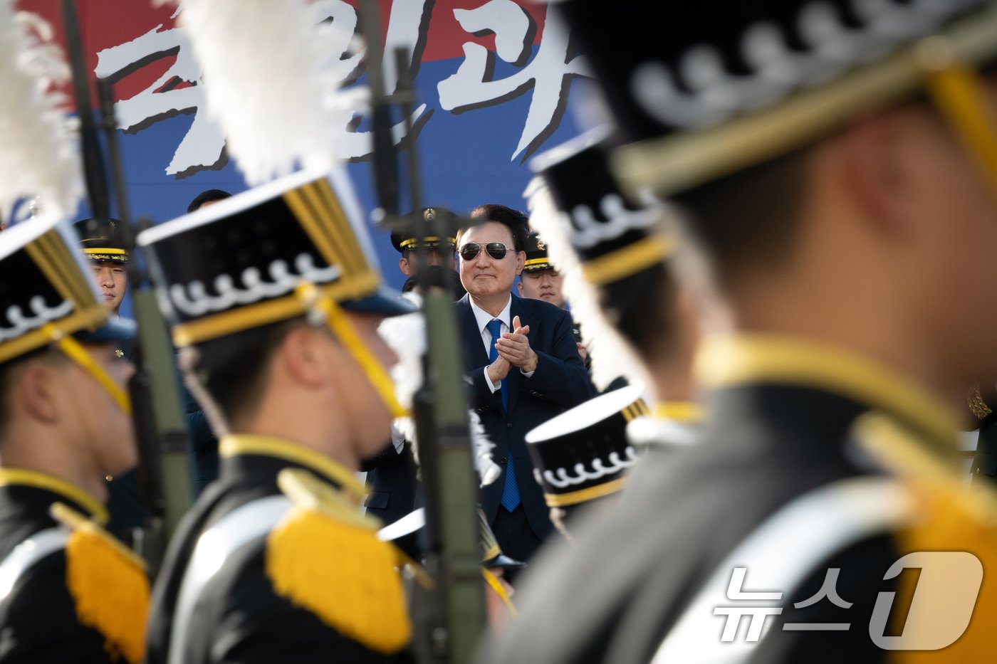본문 이미지 - 윤석열 대통령이 1일 오후 서울 세종대로 광화문광장 일대에서 열린 '건군 76주년 국군의날 시가행진'에서 장병들의 행진에 박수를 치고 있다. (대통령실 제공) 2024.10.1/뉴스1 ⓒ News1 송원영 기자
