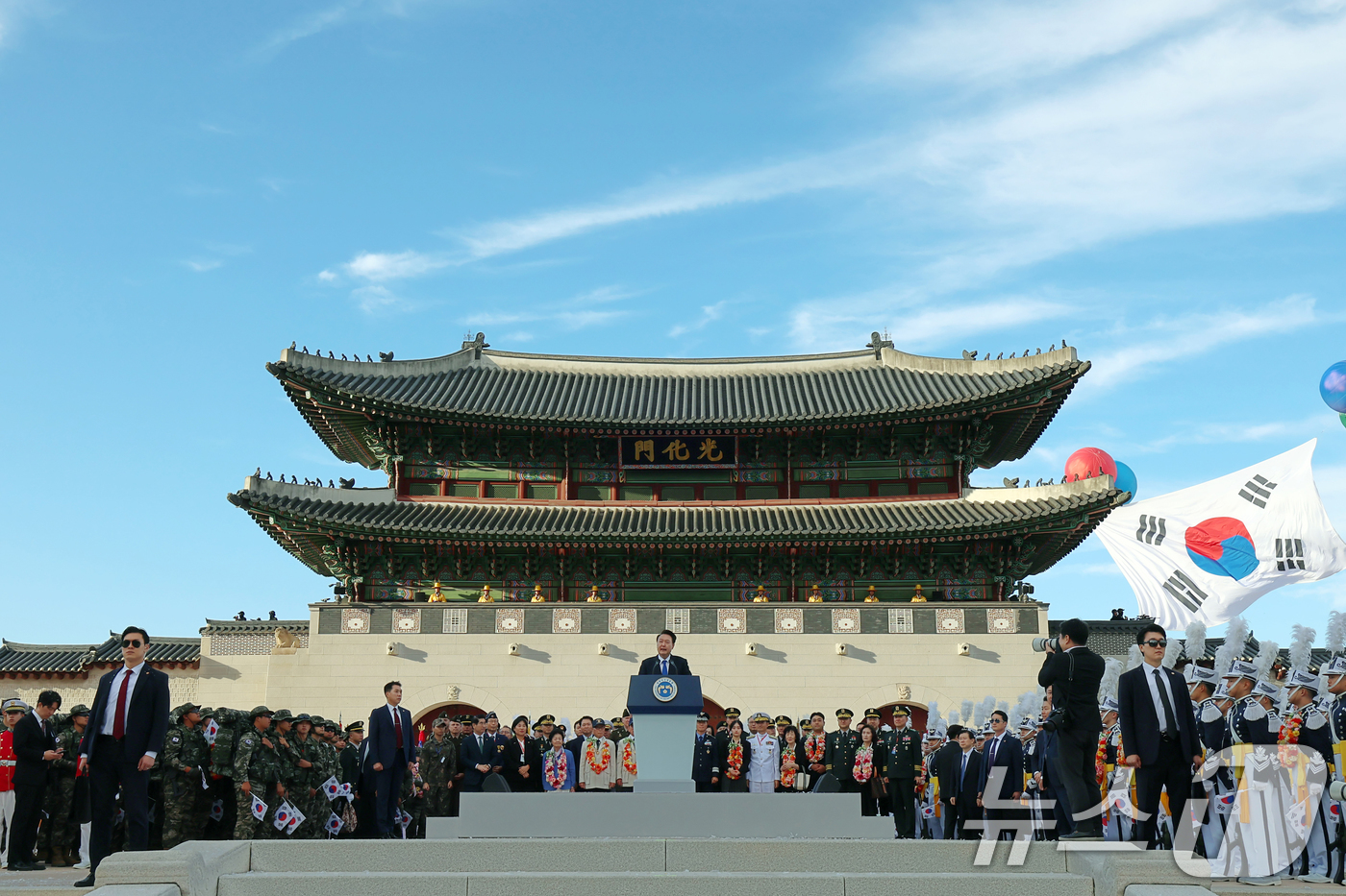 (서울=뉴스1) 송원영 기자 = 윤석열 대통령이 1일 오후 서울 세종대로 광화문광장 일대에서 열린 '건군 76주년 국군의날 시가행진'에서 국군장병들을 격려하고 있다. (대통령실 제 …