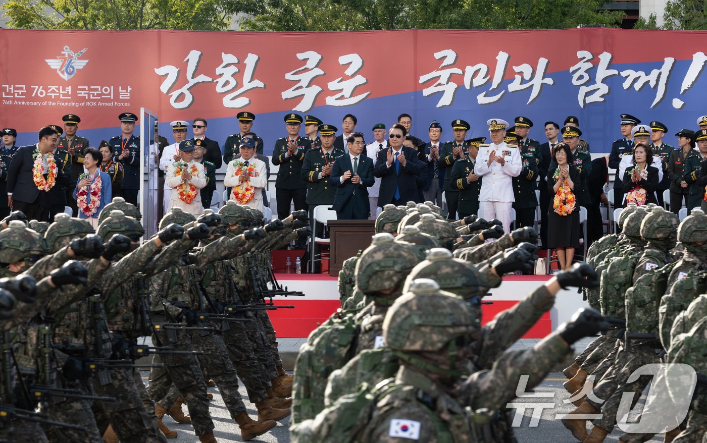 윤석열 대통령이 1일 오후 서울 세종대로 광화문광장 일대에서 열린 &#39;건군 76주년 국군의날 시가행진&#39;에서 장병들의 행진에 박수를 치고 있다. &#40;대통령실 제공&#41; 2024.10.1/뉴스1 ⓒ News1 송원영 기자