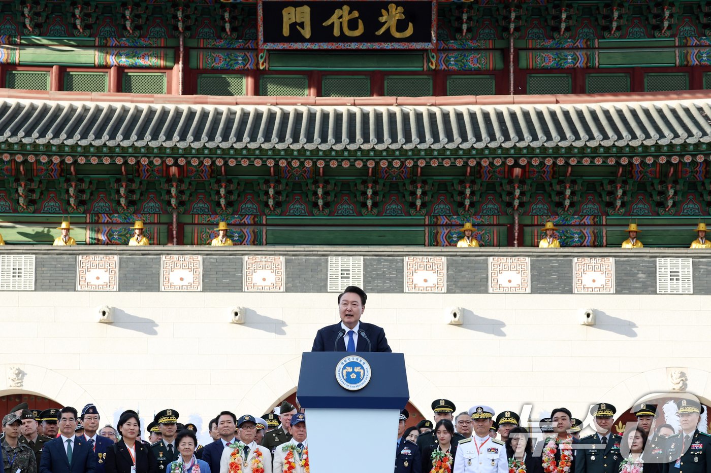 본문 이미지 - 윤석열 대통령이 1일 오후 서울 세종대로 광화문광장 일대에서 열린 '건군 76주년 국군의날 시가행진'에서 국군장병들을 격려하고 있다. (대통령실 제공) 2024.10.1/뉴스1 ⓒ News1 송원영 기자