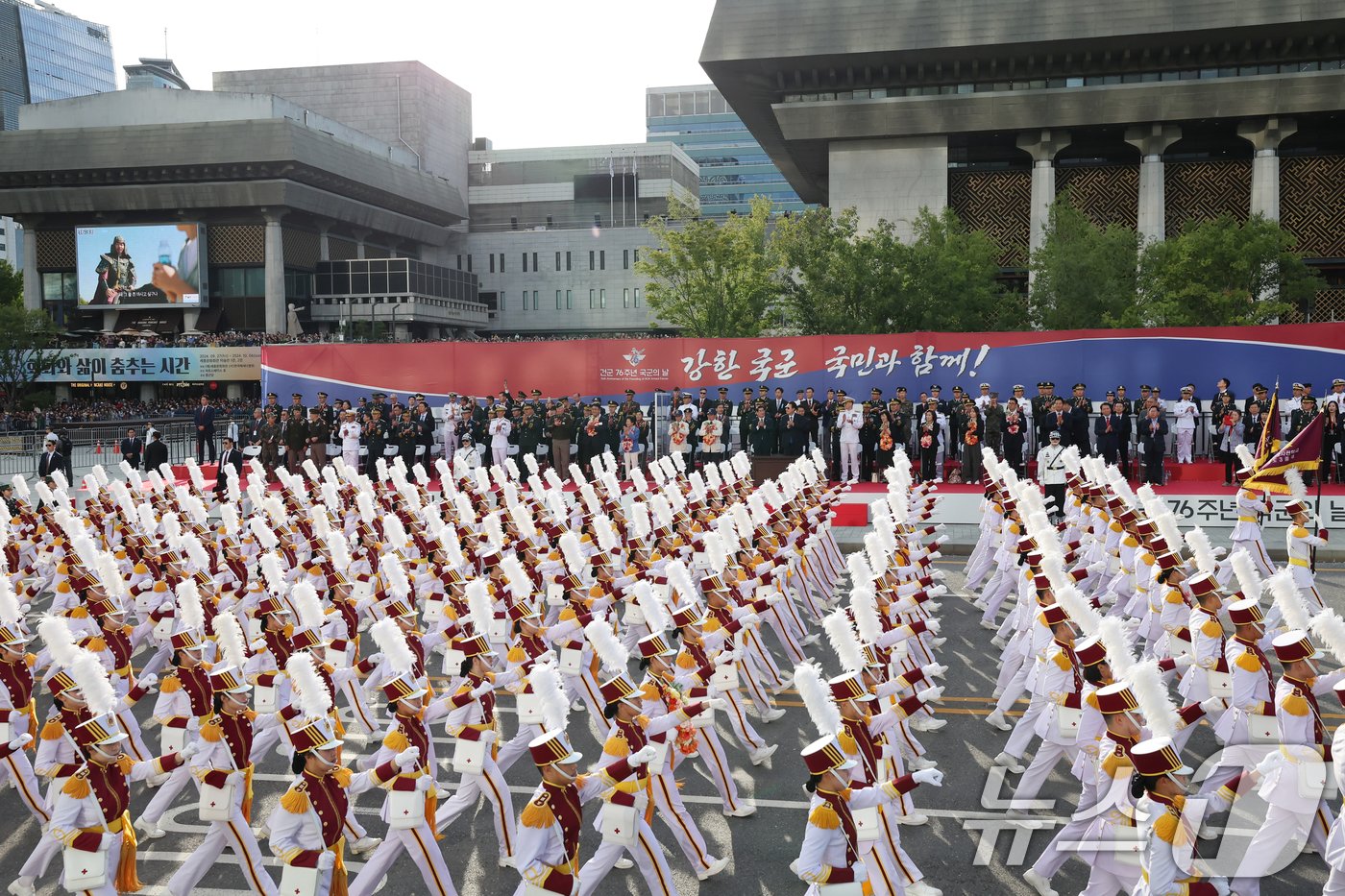 본문 이미지 - 윤석열 대통령이 1일 오후 서울 세종대로 광화문광장 일대에서 열린 '건군 76주년 국군의날 시가행진'에서 장병들의 행진에 박수를 치고 있다. (대통령실 제공) 2024.10.1/뉴스1 ⓒ News1 송원영 기자