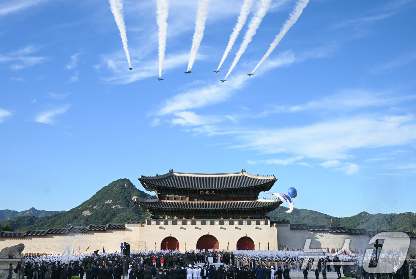 블랙이글스가 1일 서울 광화문 일대에서 열린 국군의날 시가행진 중 축하비행을 하고 있다. &#40;대통령실 제공&#41; 2024.10.1/뉴스1 ⓒ News1 송원영 기자