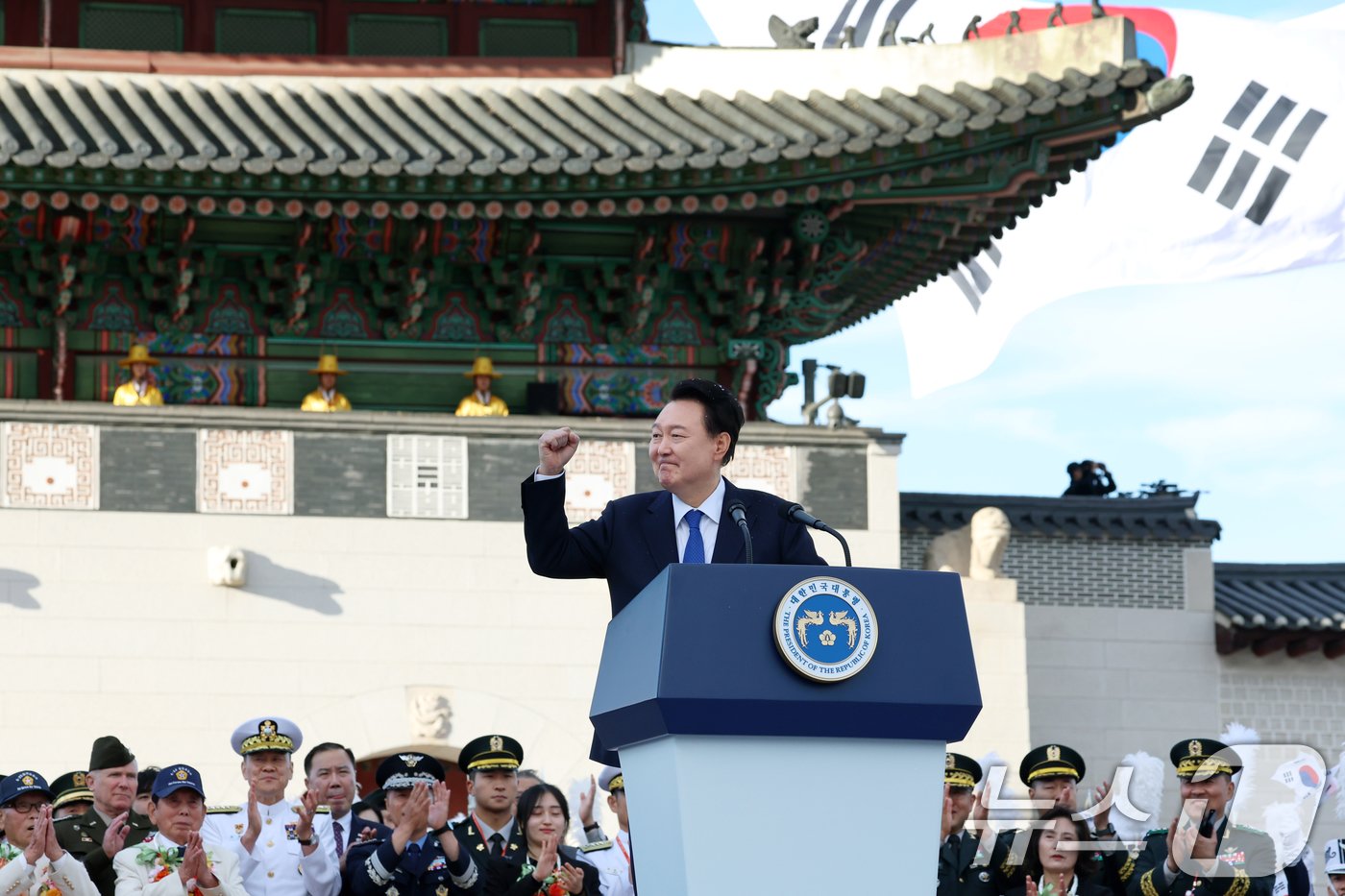 본문 이미지 - 윤석열 대통령이 1일 오후 서울 세종대로 광화문광장 일대에서 열린 '건군 76주년 국군의날 시가행진'에서 국군장병들을 격려하고 있다. (대통령실 제공) 2024.10.1/뉴스1 ⓒ News1 송원영 기자