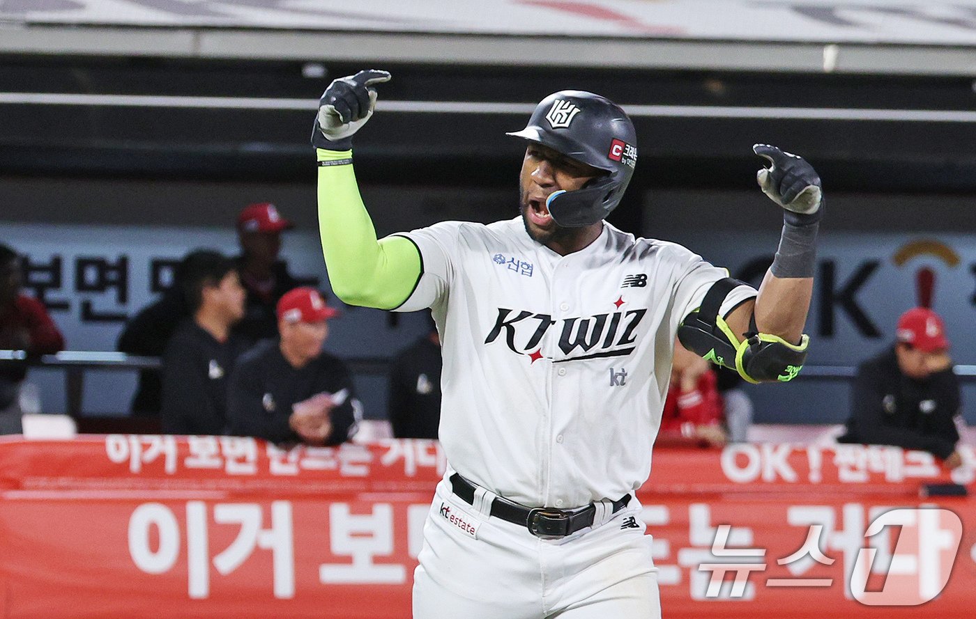 본문 이미지 - 1일 오후 경기 수원 KT 위즈파크에서 열린 프로야구 &#39;2024 신한 SOL Bank KBO리그&#39; SSG 랜더스와 KT 위즈의 5위 결정전, KT 공격 8회말 무사 1,3루상황에서 로하스가 역전 쓰리런을 친 뒤 더그아웃을 향해 세리머니 하고 있다. 2024.10.1/뉴스1 ⓒ News1 장수영 기자