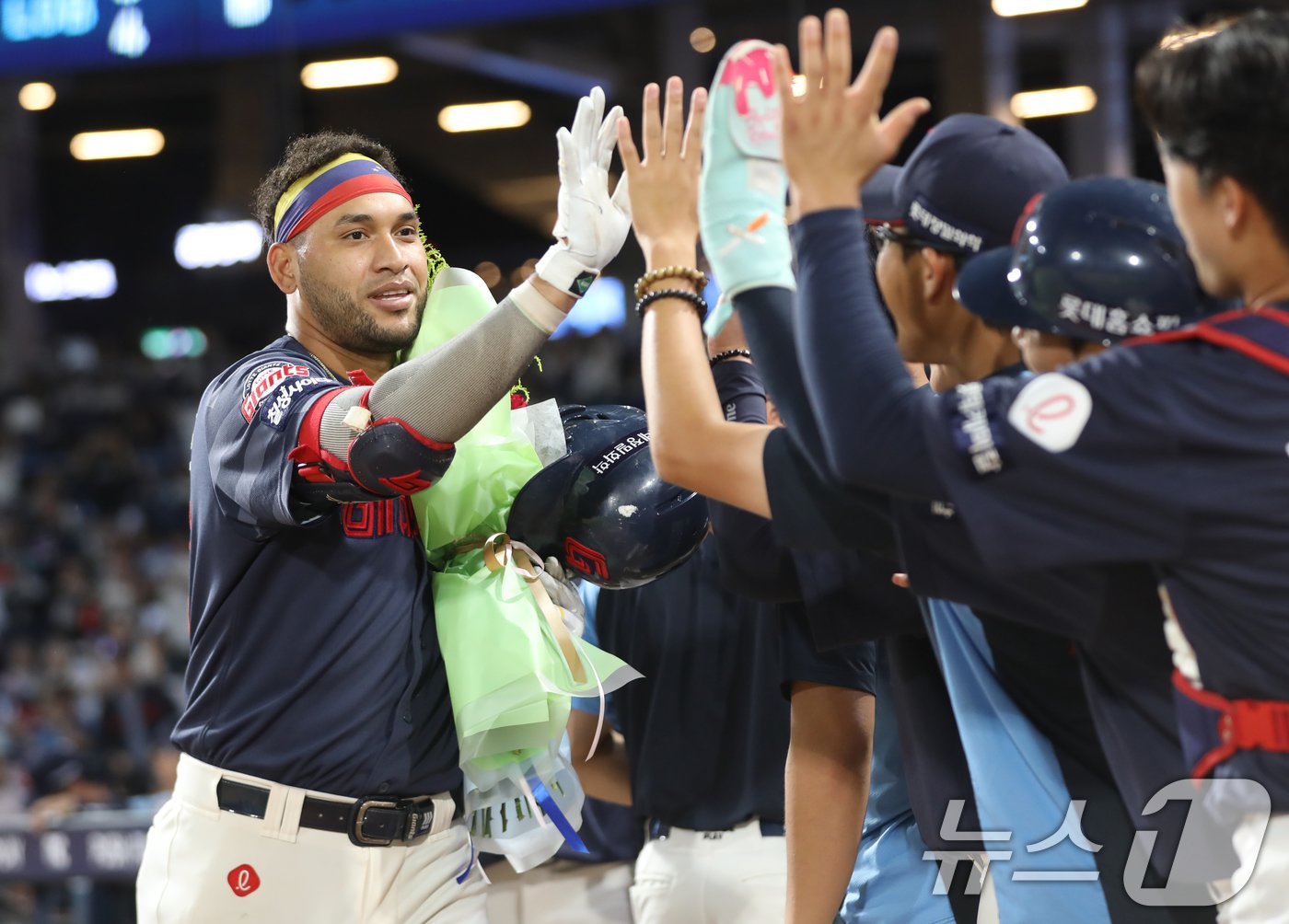 본문 이미지 - 1일 오후 경남 창원 마산회원구 창원NC파크에서 열린 '2024 신한 SOL 뱅크 KBO리그' NC 다이노스와 롯데 자이언츠의 경기에서 롯데 레이예스가 동료들에게 202안타 신기록 달성을 축하받고 있다. 레이예스는 이 안타로 KBO리그 역대 단일 시즌 최다 안타 타이기록(2014년 서건창 201안타)을 넘어 202안타 신기록을 달성했다. 2024.10.1/뉴스1 ⓒ News1 윤일지 기자