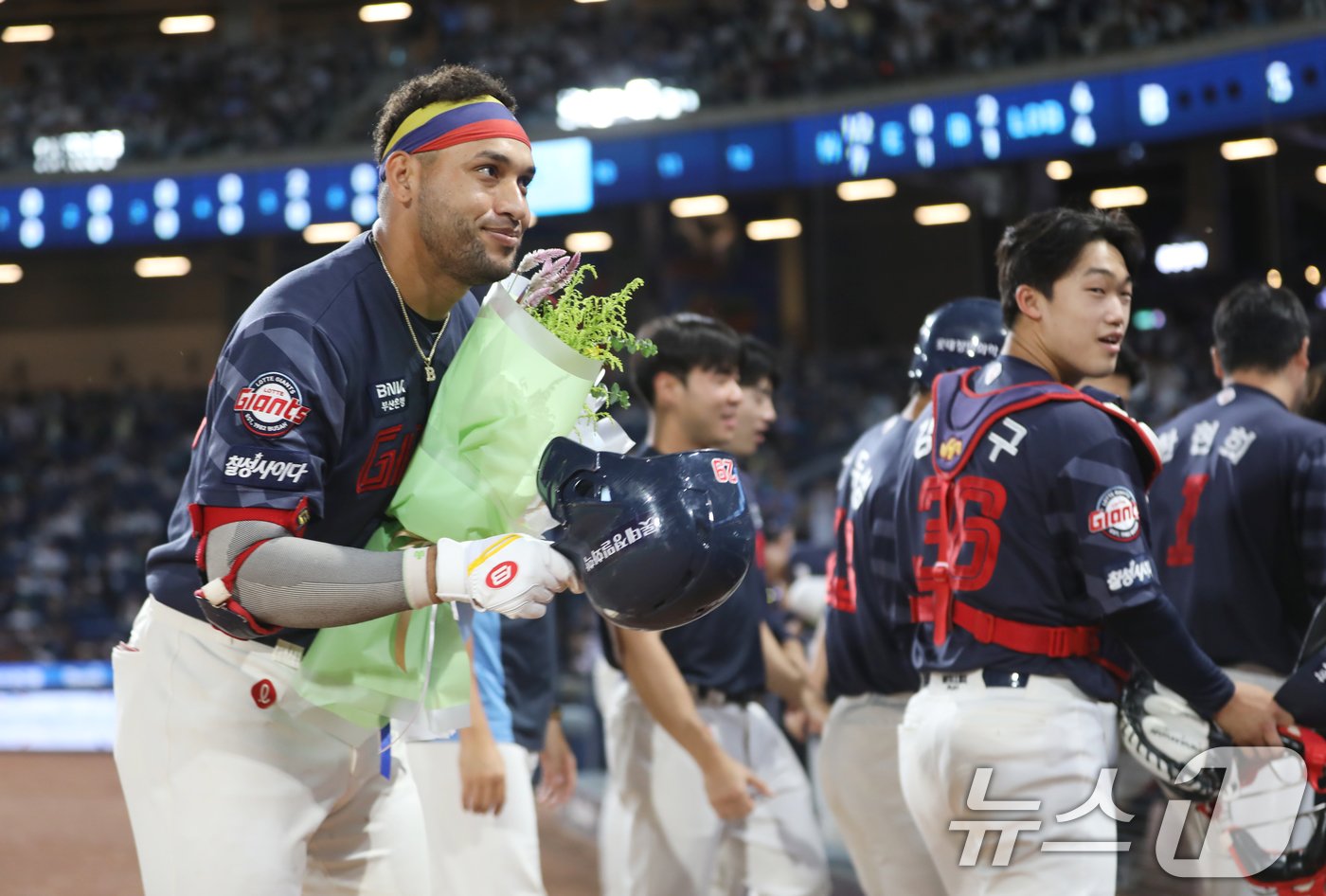 본문 이미지 - 1일 오후 경남 창원 마산회원구 창원NC파크에서 열린 '2024 신한 SOL 뱅크 KBO리그' NC 다이노스와 롯데 자이언츠의 경기에서 신기록을 달성한 롯데 레이예스가 팬들에게 인사하고 있다. 레이예스는 이 안타로 KBO리그 역대 단일 시즌 최다 안타 타이기록(2014년 서건창 201안타)을 넘어 202안타 신기록을 달성했다. 2024.10.1/뉴스1 ⓒ News1 윤일지 기자