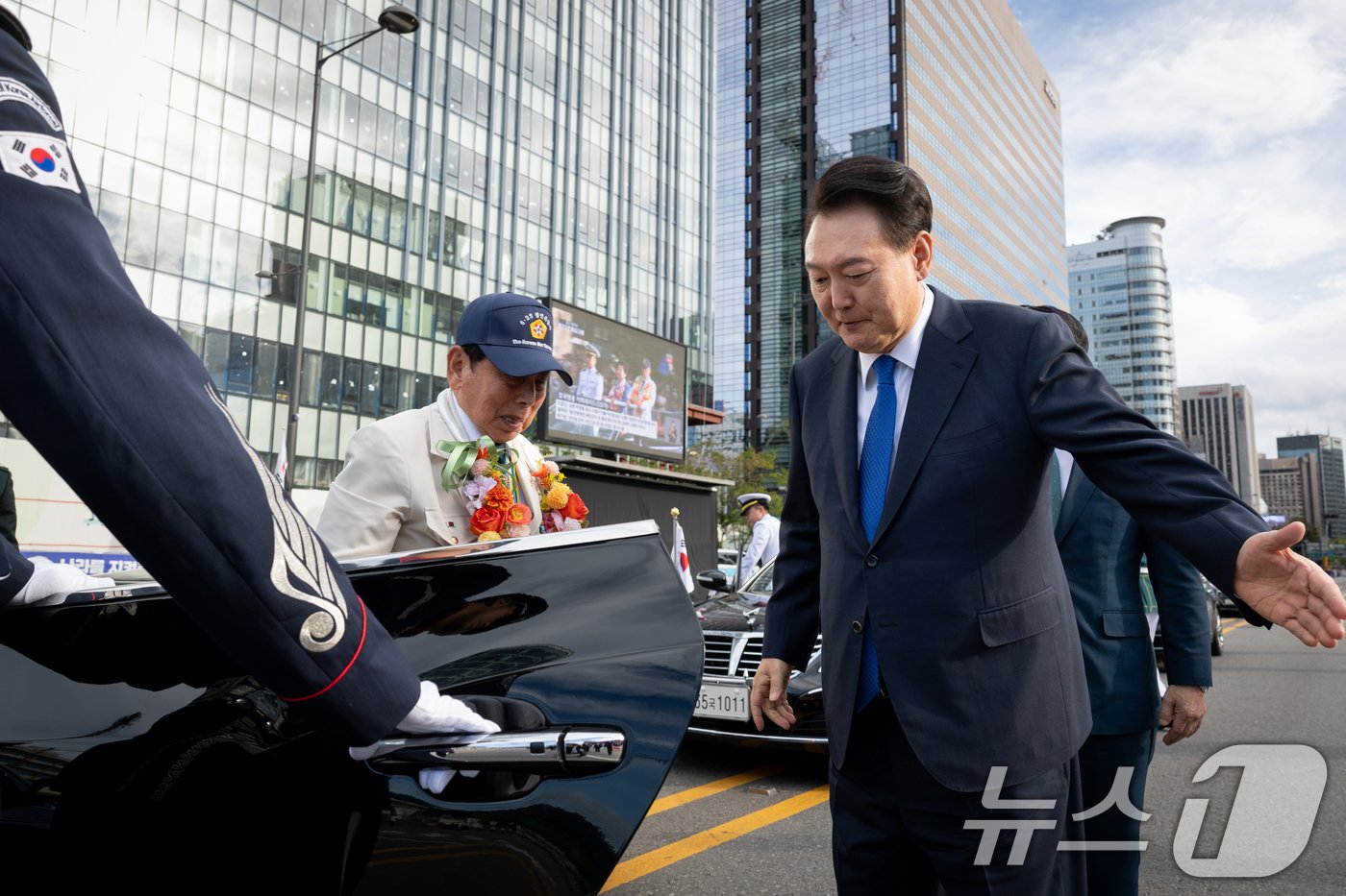 윤석열 대통령이 1일 서울 광화문 광장 일대에서 진행된 건군 76주년 국군의날 시가행진에서 관람무대 앞에 도착한 6·25 참전용사인 류재식 씨를 맞이하고 있다. &#40;대통령실 제공&#41; 2024.10.1/뉴스1 ⓒ News1 송원영 기자