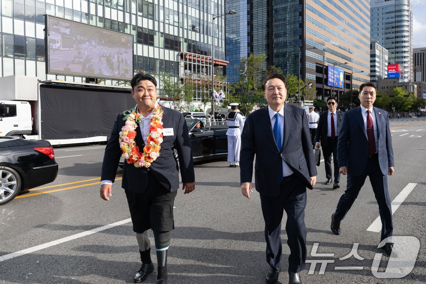 윤석열 대통령이 1일 서울 광화문 일대에서 열린 국군의날 시가행진에서 북한 목함지뢰 도발로 두 다리를 잃은 하재헌 중사와 함께 걸어가고 있다. &#40;대통령실 제공&#41; 2024.10.1/뉴스1 ⓒ News1 송원영 기자