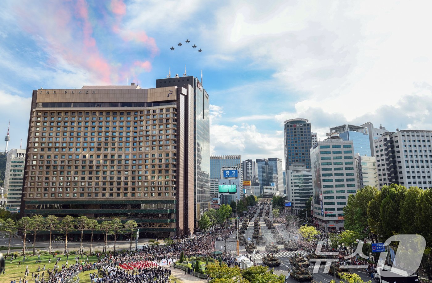 본문 이미지 - 1일 오후 서울 세종대로 일대에서 열린 '건군 76주년 국군의날 시가행진'에서 육군 기갑부대(소형전술차량, K-2흑표 전차, K-9A1 자주포 등)의 행진과 블랙이글스의 비행이 진행되고 있다. (대통령실 제공) 2024.10.1/뉴스1 ⓒ News1 송원영 기자
