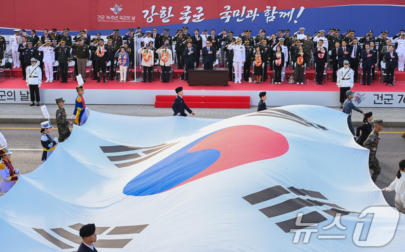 윤석열 대통령이 1일 오후 서울 세종대로 광화문광장 일대에서 열린 &#39;건군 76주년 국군의날 시가행진&#39;에서 국기에 경례를 하고 있다. &#40;대통령실 제공&#41; 2024.10.1/뉴스1 ⓒ News1 송원영 기자