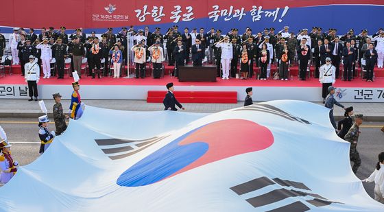 국기에 경례하는 윤석열 대통령