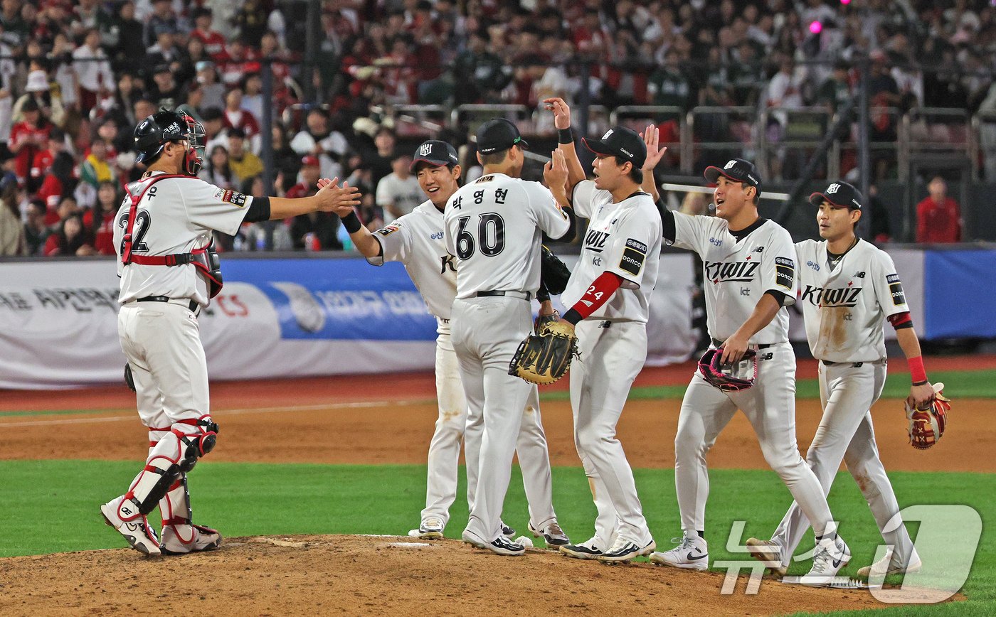 본문 이미지 - 1일 오후 경기 수원 KT 위즈파크에서 열린 프로야구 '2024 신한 SOL Bank KBO리그' SSG 랜더스와 KT 위즈의 5위 결정전에서 4대3 역전승을 거두고 와일드카드전에 진출한 KT 선수들이 환호하고 있다. 2024.10.1/뉴스1 ⓒ News1 장수영 기자