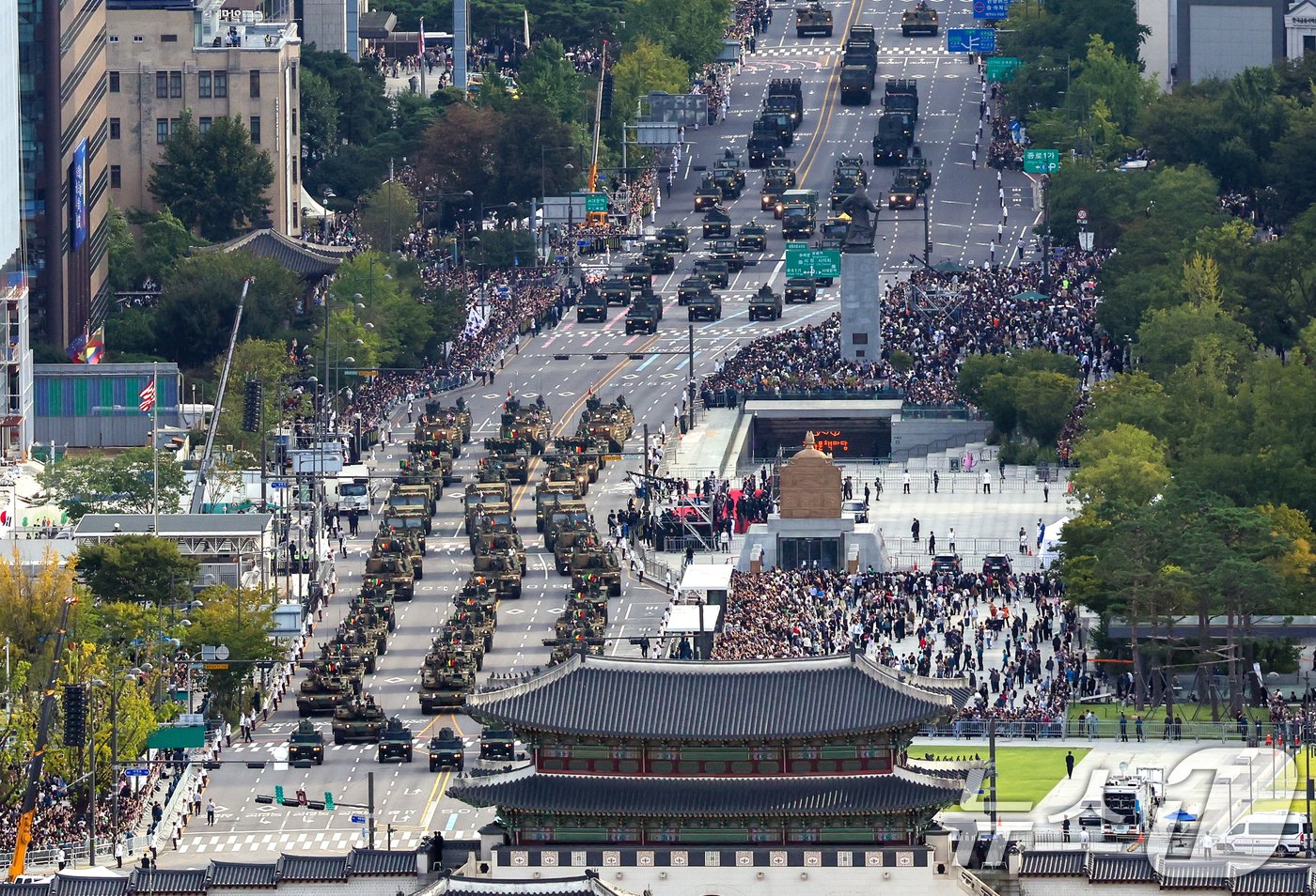 1일 오후 서울 세종대로 광화문광장 일대에서 열린 &#39;건군 76주년 국군의날 시가행진&#39;에서 육군 기갑부대&#40;소형전술차량, K-2흑표 전차, K-9A1 자주포 등&#41;가 행진하고 있다. &#40;대통령실 제공&#41; 2024.10.1/뉴스1 ⓒ News1 송원영 기자