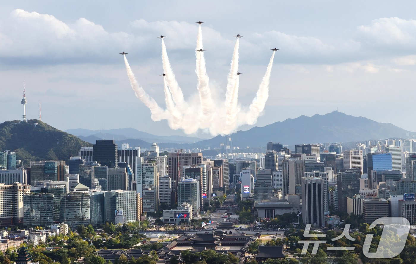 본문 이미지 - 블랙이글스가 1일 서울 광화문 일대에서 열린 국군의날 시가행진 중 축하비행을 하고 있다. (대통령실 제공) 2024.10.1/뉴스1 ⓒ News1 송원영 기자