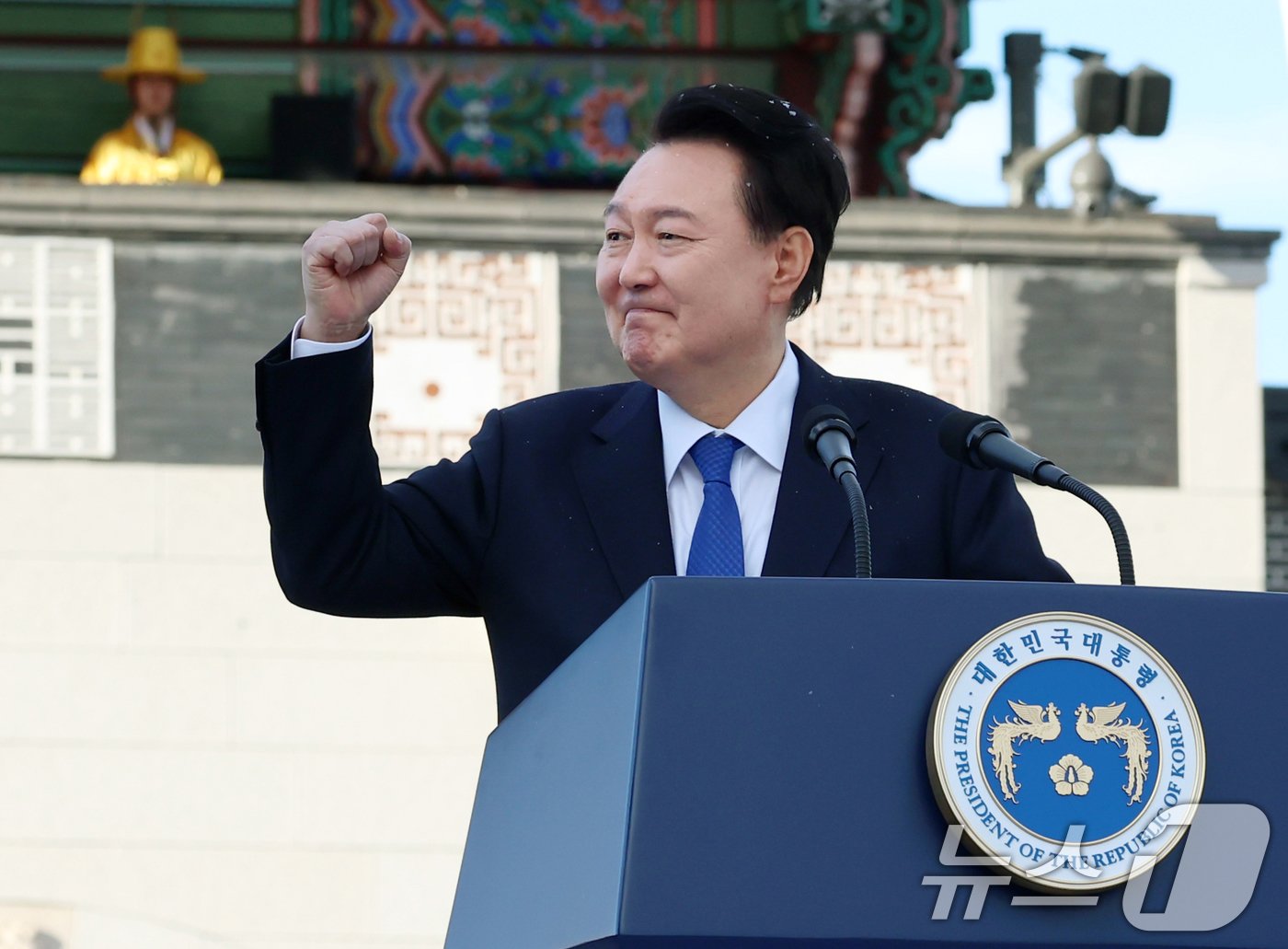 본문 이미지 - 윤석열 대통령이 1일 오후 서울 세종대로 광화문광장 일대에서 열린 '건군 76주년 국군의날 시가행진'에서 국군장병들을 격려하고 있다. (대통령실 제공) 2024.10.1/뉴스1 ⓒ News1 송원영 기자