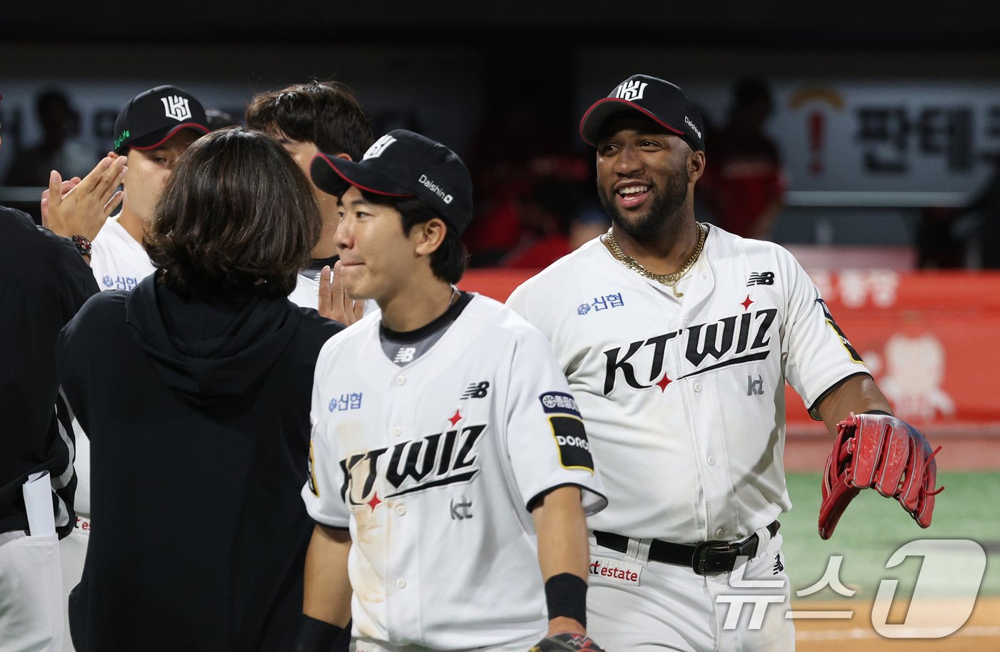 본문 이미지 - 1일 오후 경기 수원 KT 위즈파크에서 열린 프로야구 '2024 신한 SOL Bank KBO리그' SSG 랜더스와 KT 위즈의 5위 결정전에서 역전 결승 쓰리런을 친 로하스가 밝은 표정으로 경기장 밖으로 이동하고 있다. 2024.10.1/뉴스1 ⓒ News1 장수영 기자