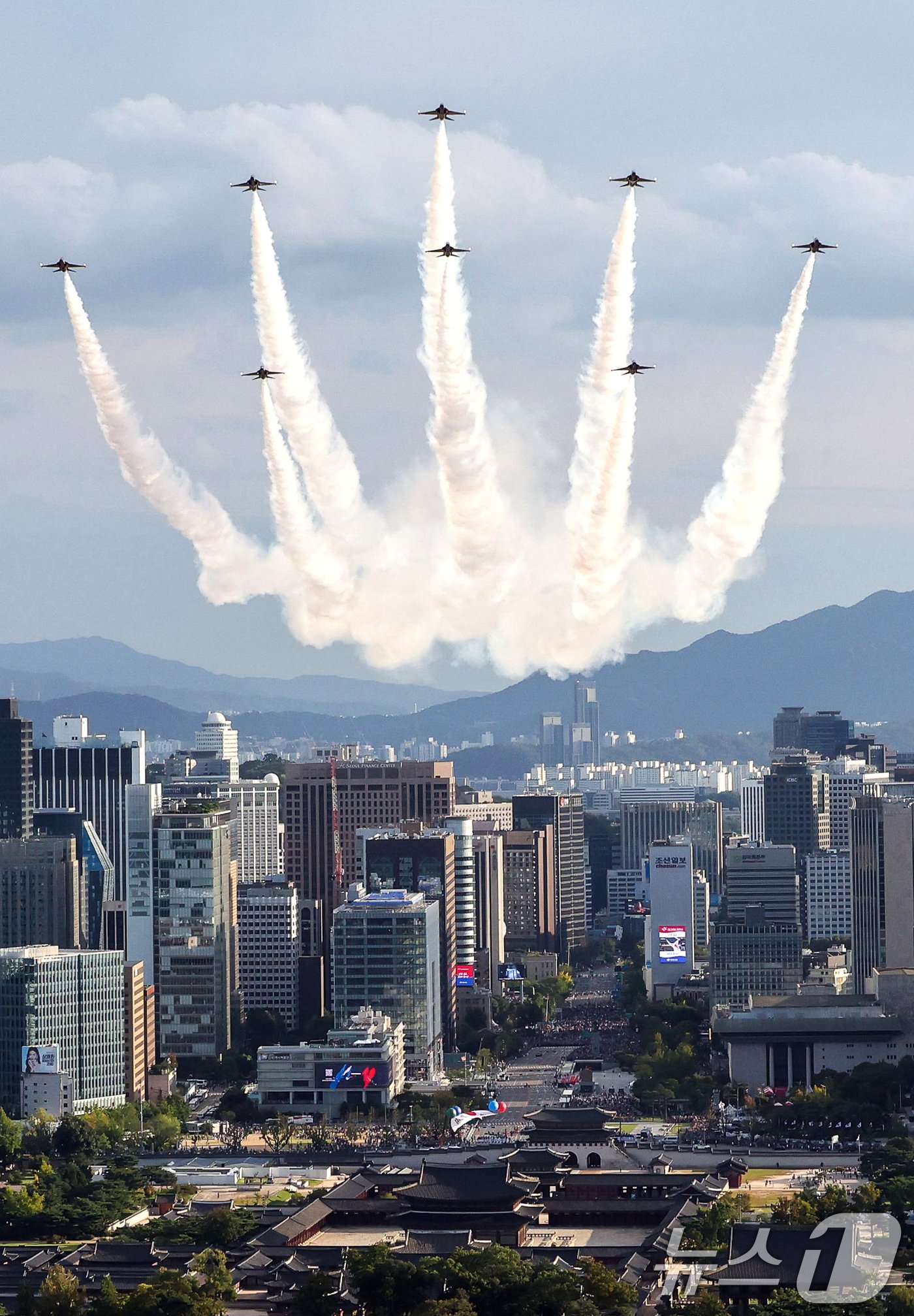 본문 이미지 - 블랙이글스가 1일 서울 광화문 일대에서 열린 국군의날 시가행진 중 축하비행을 하고 있다. (대통령실 제공) 2024.10.1/뉴스1 ⓒ News1 송원영 기자