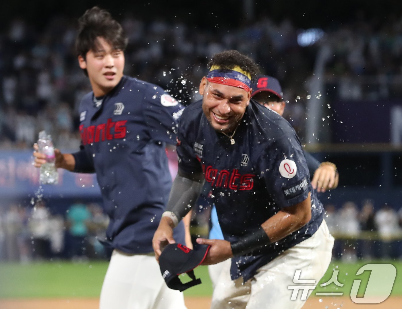본문 이미지 - 1일 오후 경남 창원 마산회원구 창원NC파크에서 열린 '2024 신한 SOL 뱅크 KBO리그' NC 다이노스와 롯데 자이언츠의 경기에서 롯데 레이예스가 동료들에게 물세례를 받고 있다. 레이예스는 이 안타로 KBO리그 역대 단일 시즌 최다 안타 타이기록(2014년 서건창 201안타)을 넘어 202안타 신기록을 달성했다. 2024.10.1/뉴스1 ⓒ News1 윤일지 기자