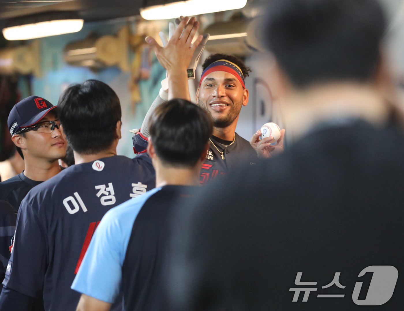 본문 이미지 - 1일 오후 경남 창원 마산회원구 창원NC파크에서 열린 '2024 신한 SOL 뱅크 KBO리그' NC 다이노스와 롯데 자이언츠의 경기에서 롯데 레이예스가 202안타 신기록을 달성한 뒤 기뻐하고 있다. 2024.10.1/뉴스1 ⓒ News1 윤일지 기자