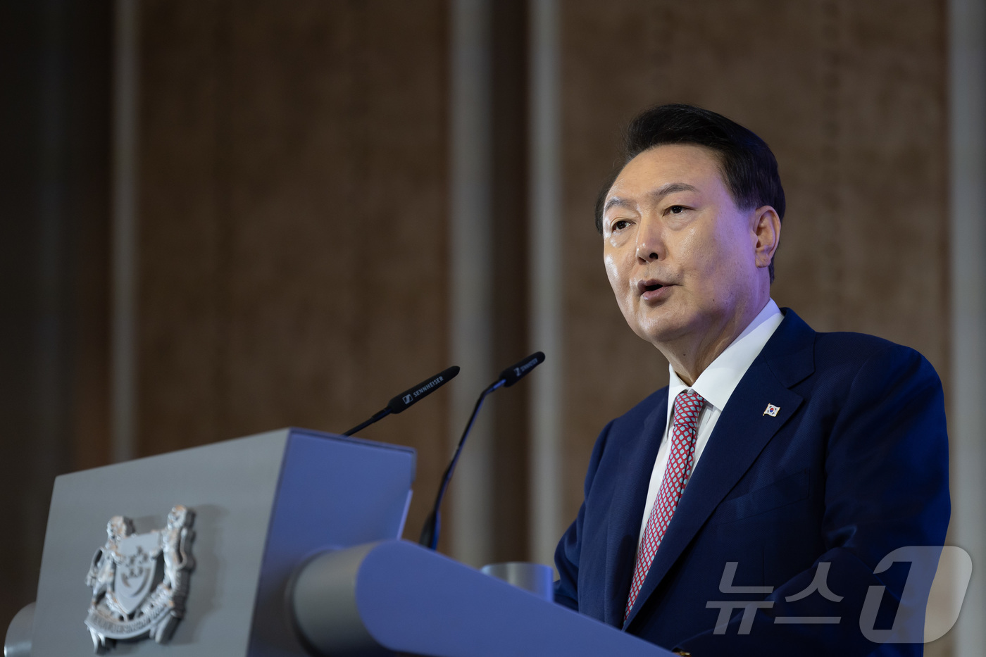 (서울=뉴스1) 송원영 기자 = 윤석열 대통령이 9일(현지시간) 싱가포르 오차드호텔에서 열린 제47회 싱가포르 렉처에서 기조연설을 하고 있다. (대통령실 제공) 2024.10.10 …