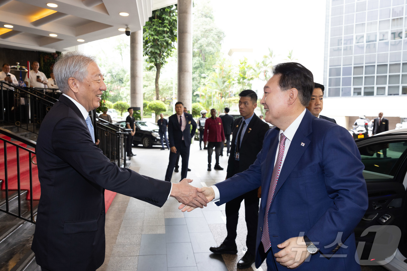 (서울=뉴스1) 송원영 기자 = 윤석열 대통령이 9일(현지시간) 싱가포르 오차드호텔에서 열린 제47회 싱가포르 렉처에 도착해서 테오 치 힌 선임장관과 악수하고 있다.  (대통령실 …