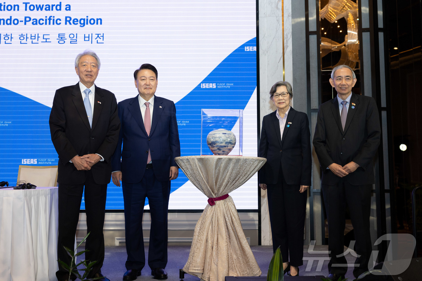 (서울=뉴스1) 송원영 기자 = 윤석열 대통령이 9일(현지시간) 싱가포르 오차드호텔에서 열린 제47회 싱가포르 렉처에서 기념촬영을 하고 있다.왼쪽부터 테오 치 힌 선임장관, 윤 대 …