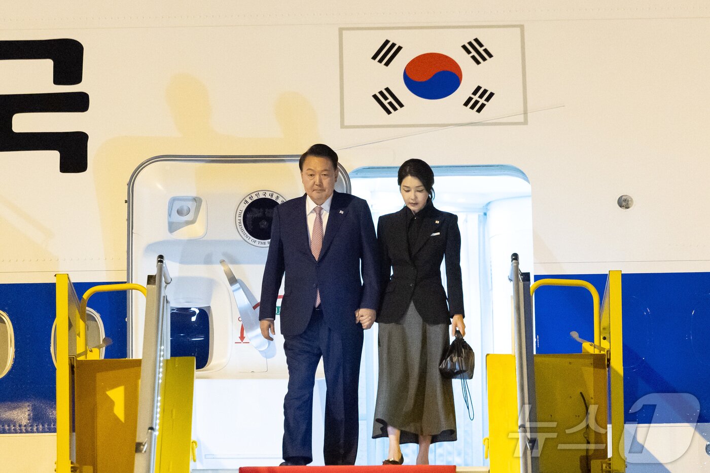 본문 이미지 - 아세안 정상회의에 참석하는 윤석열 대통령과 김건희 여사가 9일(현지시간) 라오스 비엔티안 왓타이 국제공항에 도착해 전용기에서 내리고 있다. (대통령실 제공) 2024.10.10/뉴스1 ⓒ News1 송원영 기자