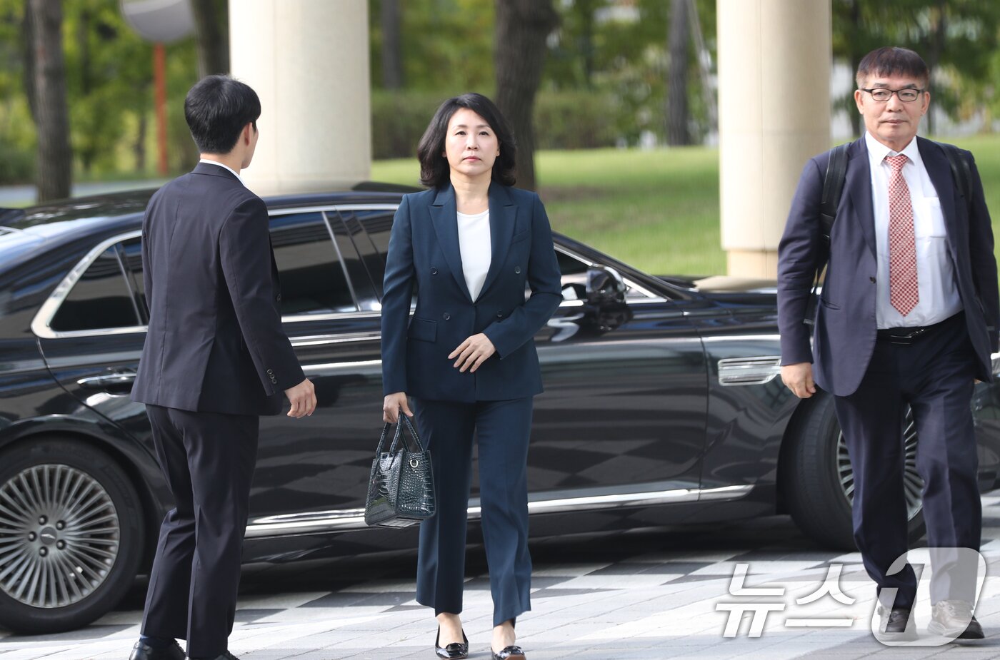 본문 이미지 - 공직선거법 위반 혐의로 불구속 기소된 더불어민주당 이재명 전 대표의 배우자 김혜경 씨가 10일 오전 경기 수원시 영통구 수원지방법원에서 열린 결심공판에 출석하고 있다. 2024.10.10/뉴스1 ⓒ News1 김영운 기자