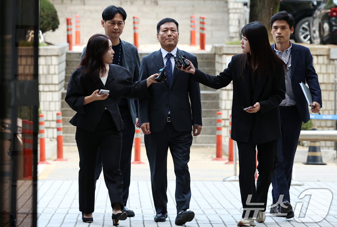 본문 이미지 - 티몬·위메프(티메프)의 판매 대금 미정산 사태의 핵심 피의자인 구영배 큐텐그룹 대표가 10일 오전 서울 서초구 서울중앙지방법원에서 열리는 특정경제범죄 가중처벌 등에 관한 법률 위반(사기·횡령·배임) 혐의 관련 구속 전 피의자 심문(영장실질심사)에 출석하고 있다. 2024.10.10/뉴스1 ⓒ News1 구윤성 기자