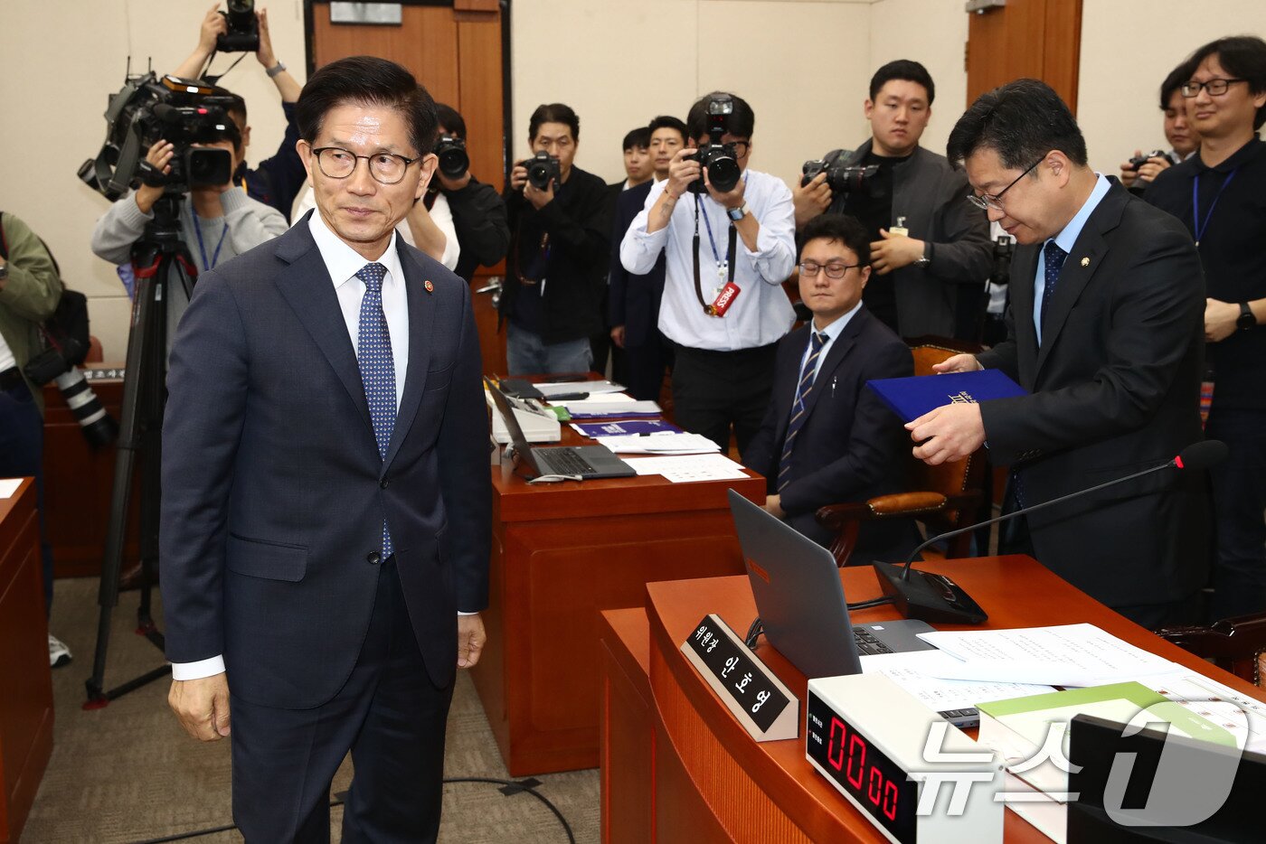 본문 이미지 - 김문수 고용노동부장관이 10일 오전 서울 여의도 국회에서 열린 환경노동위원회의 고용노동부에 대한 국정감사에 출석해 선서문을 안호영 위원장에게 전달한뒤 자리로 향하고 있다. 2024.10.10/뉴스1 ⓒ News1 이광호 기자